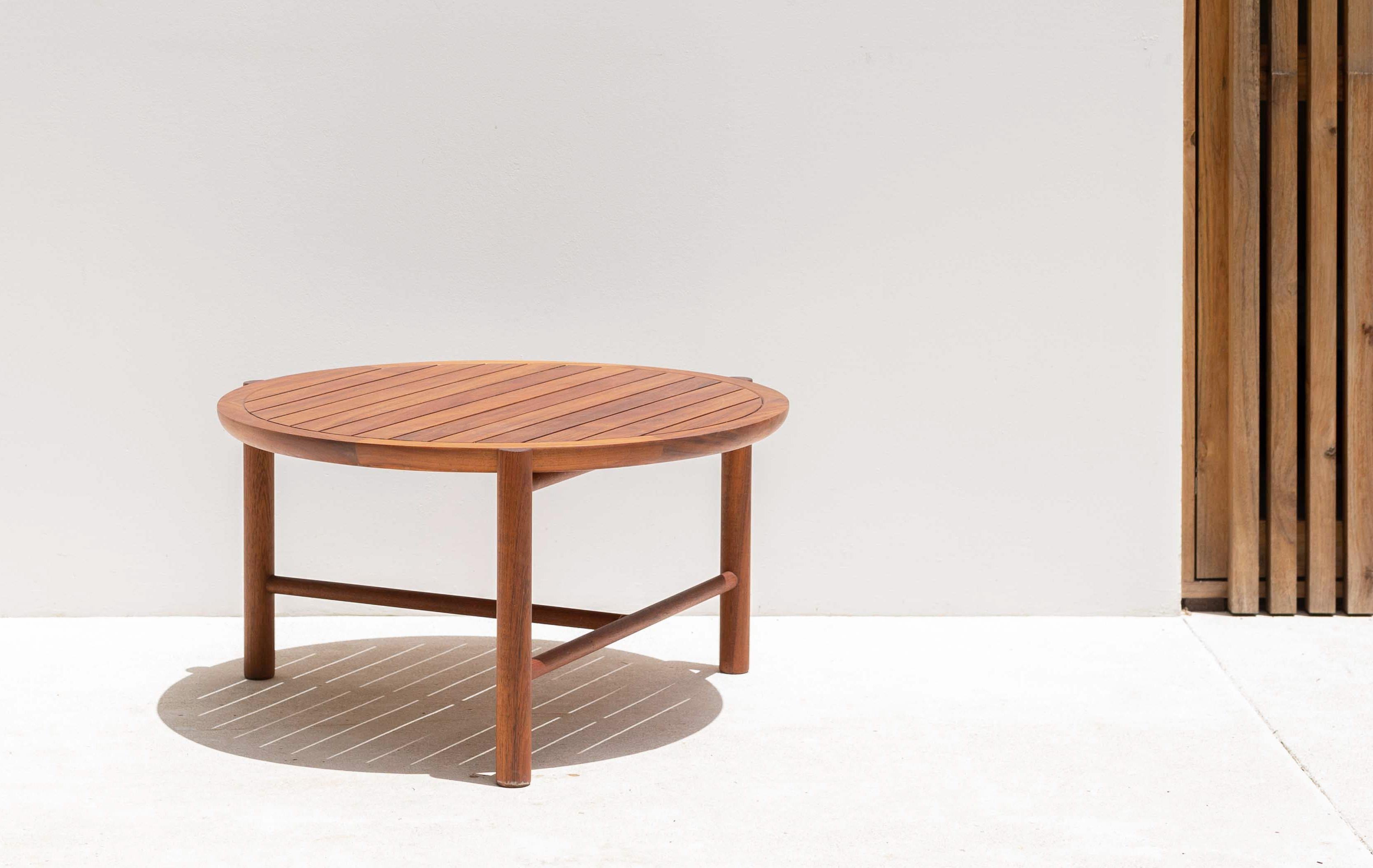 A coffee table collection for interior and exterior use that has a simple, honest and practical design. Its light, yet firm structure and detailed woodwork give each piece a sophisticated touch. Its structure accentuates the wood’s natural color and