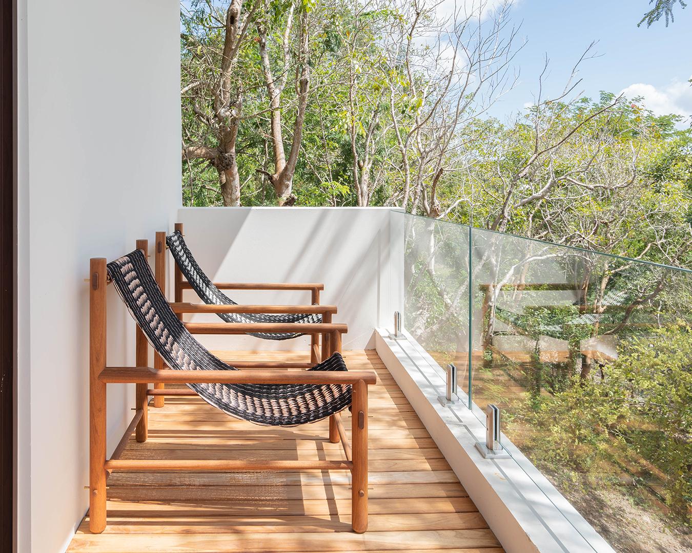 Zeitgenössischer Sessel aus natürlichem Hartholz mit handgefertigter Weberei von Ania Wolowska (Mexikanisch) im Angebot