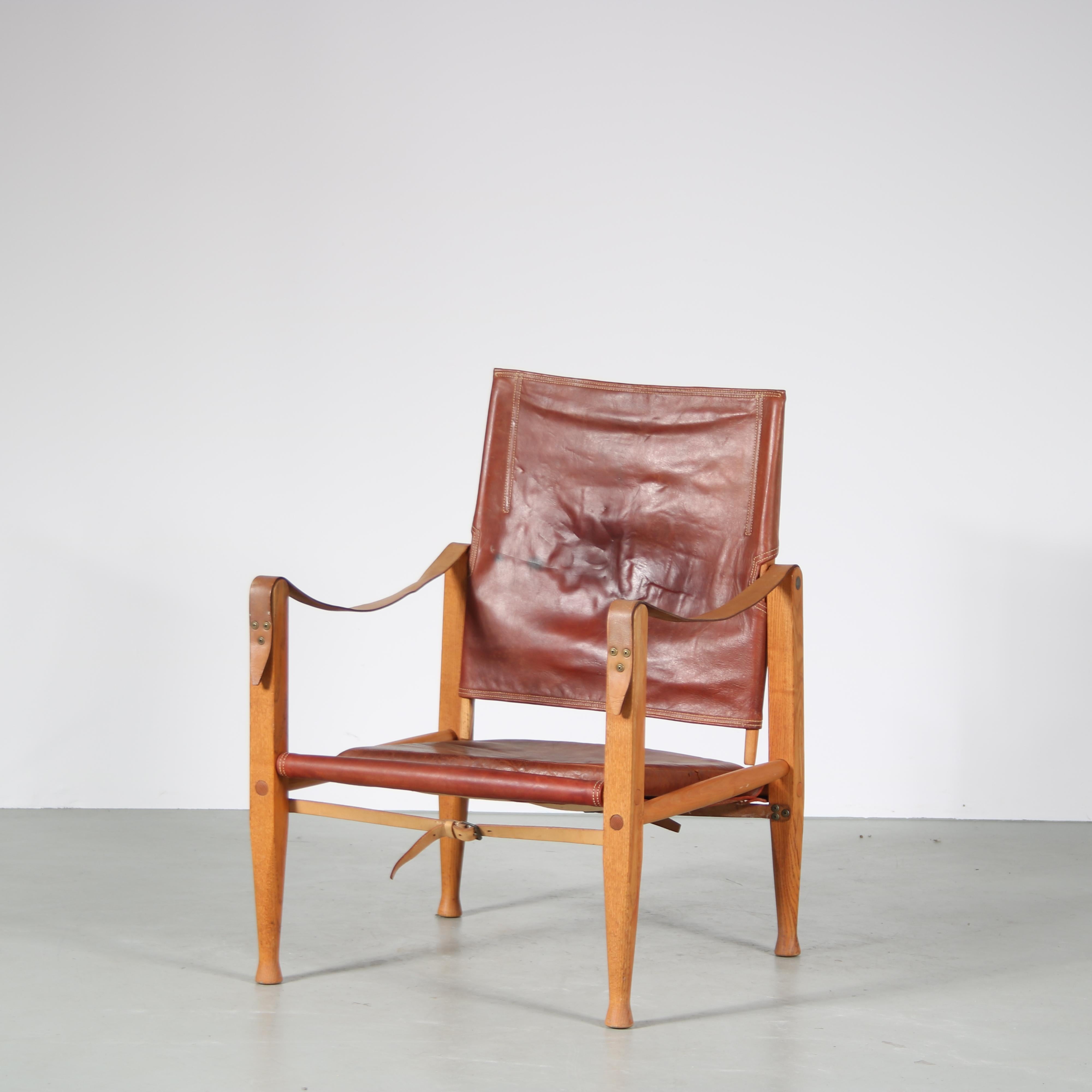 A beautiful “Safari” lounge chair designed by Kaare Klint, manufactured by Rud Rasmussen in Denmark around 1950.

This eye-catching chair has a wonderful oak wooden frame in a nice, natural brown colour. The seat and back are made of high quality,