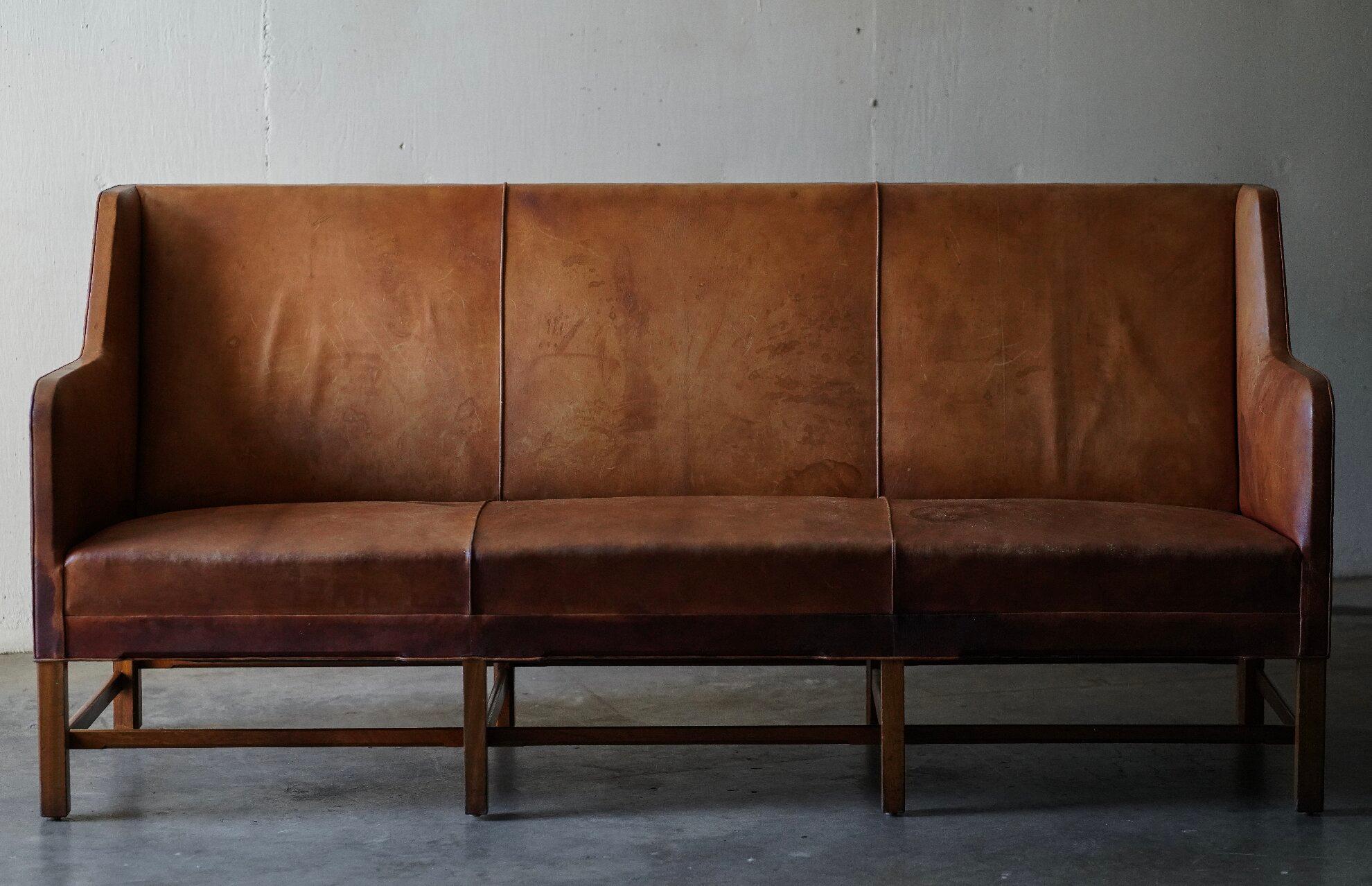 Kaare Klint 3-seater sofa model 5011 in original leather with amazing patina on a mahogany frame. Produced by cabinetmaker Rud Rasmussen - 1935.