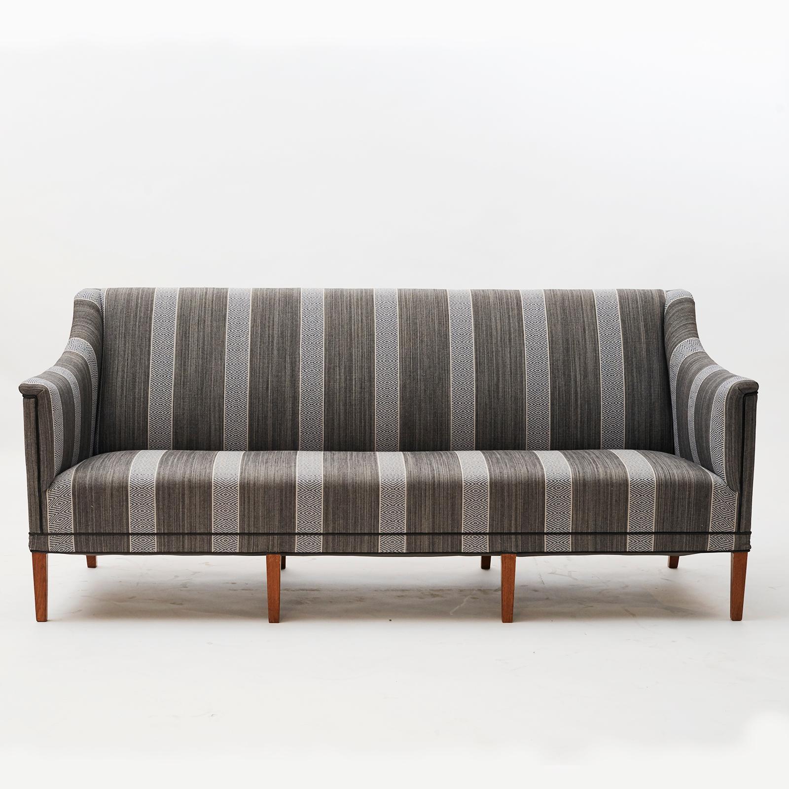Kaare Klint (1888-1954) 3seat vintage sofa. Model KK 6092, designed in 1940, performed by Rud. Rasmussen. Newly reupholstered in fabric from 