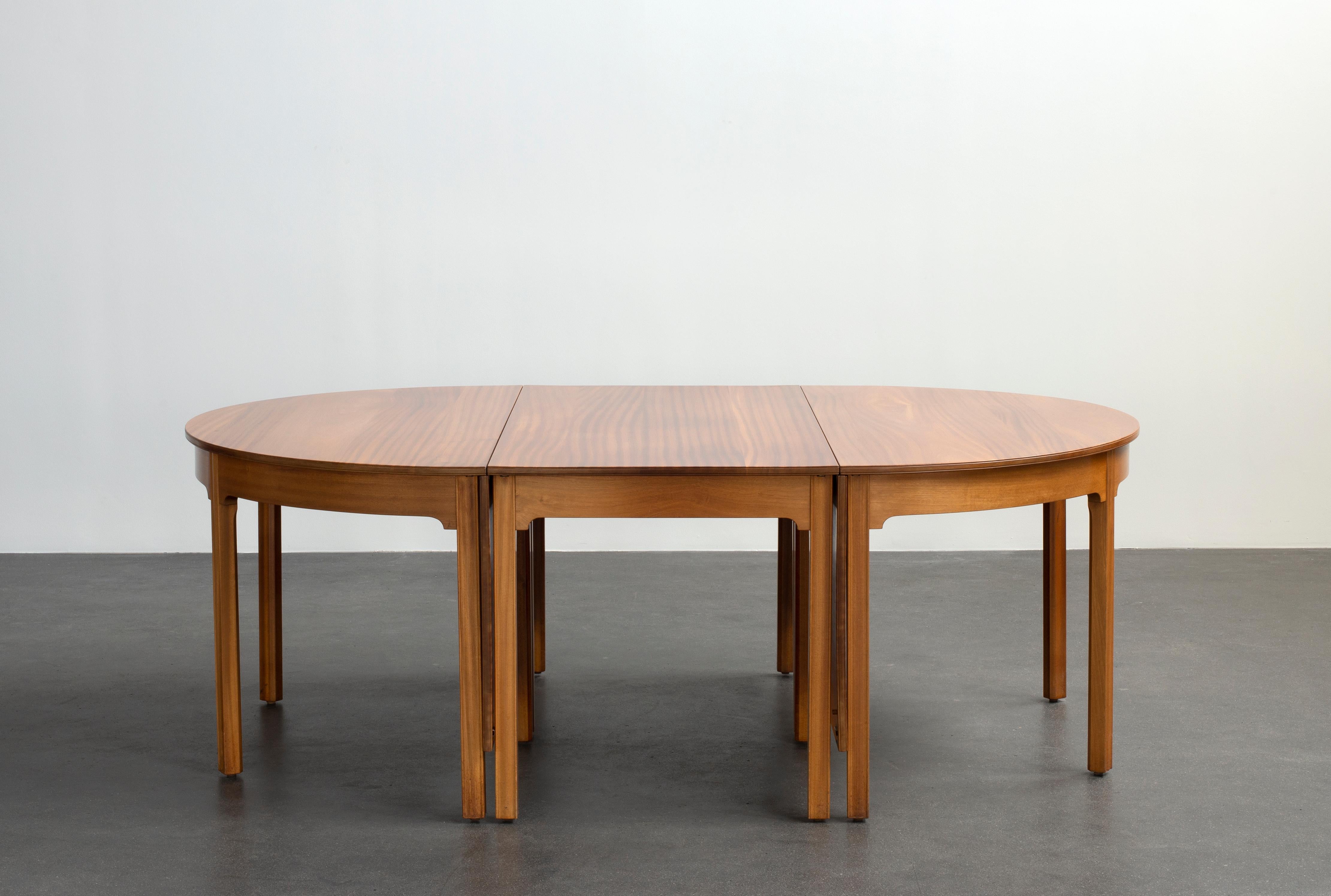 Kaare Klint Additional table in mahogany. Executed by Rud. Rasmussen.

Reverse with paper labels ‘RUD. RASMUSSENS/SNEDKERIER/KØBENHAVN/DENMARK.