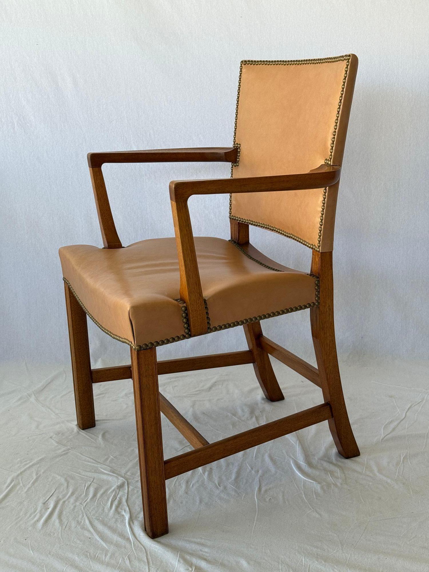 Sillón Kaare Klint Diseñado en 1927 y fabricado por Rud Rasmussen. Armazón de caoba. Marcado con la etiqueta de Rud Rasmussen y Kaare Klint. La altura del brazo es 27,75