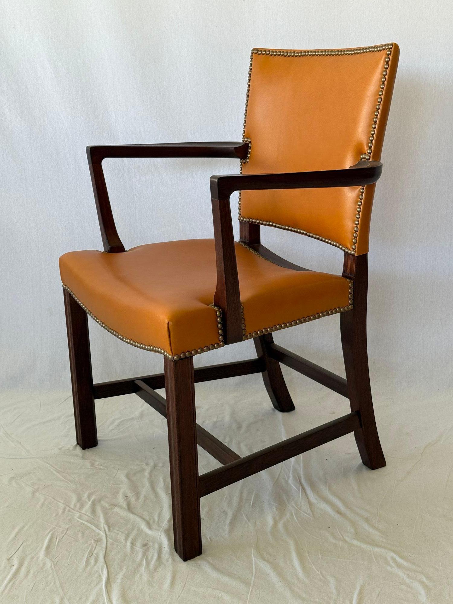 Sillón Kaare Klint Diseñado en 1927 y fabricado por Rud Rasmussen. Armazón de caoba. Marcado con la etiqueta de Rud Rasmussen y Kaare Klint. La altura del brazo es 27,75