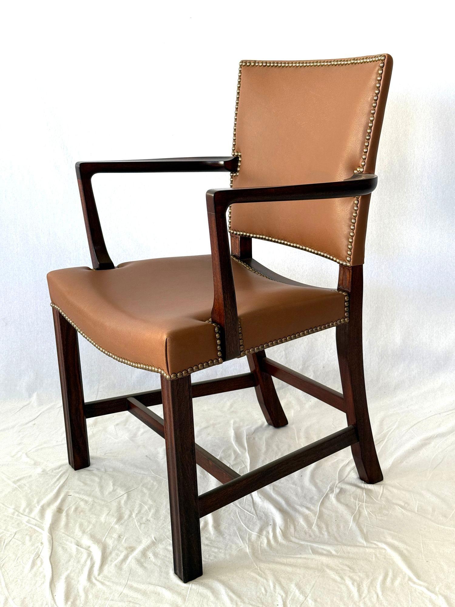 Sillón Kaare Klint Diseñado en 1927 y fabricado por Rud Rasmussen. Armazón de caoba. Marcado con la etiqueta de Rud Rasmussen y Kaare Klint. La altura del brazo es 27,75