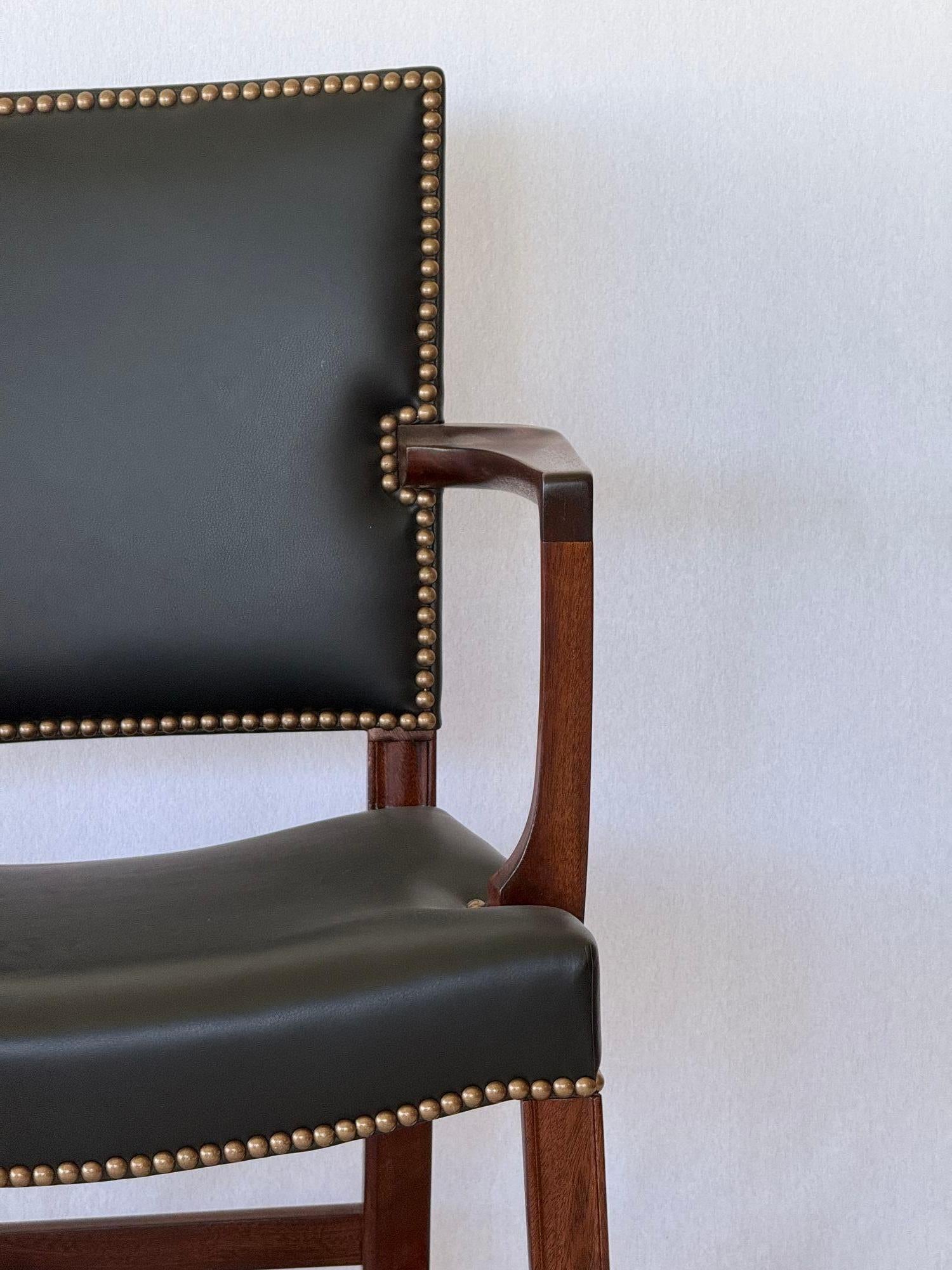 Sillón Kaare Klint Diseñado en 1927 y fabricado por Rud Rasmussen. Armazón de caoba. Marcado con la etiqueta de Rud Rasmussen y Kaare Klint. La altura del brazo es 27,75