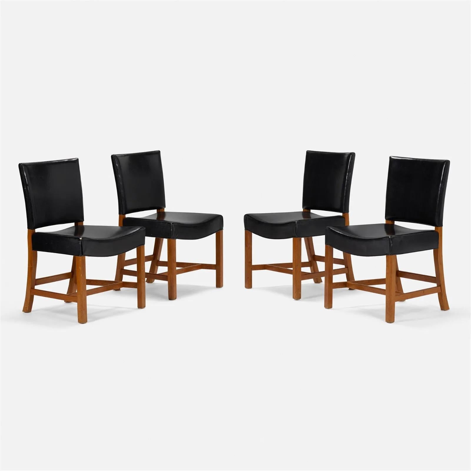 Kaare Klint
Barcelona-Stühle Modell 3758, vierteilig

Rud. Rasmussens Snedkerier
Dänemark, 1937
Vinyl, Eiche
35 H x 22,5 B x 18,5 T (89 x 57 x 47 cm)

Kleben Sie das Label des Herstellers auf die Unterseite jedes Beispiels 'Rud. Rasmussens Fabrik