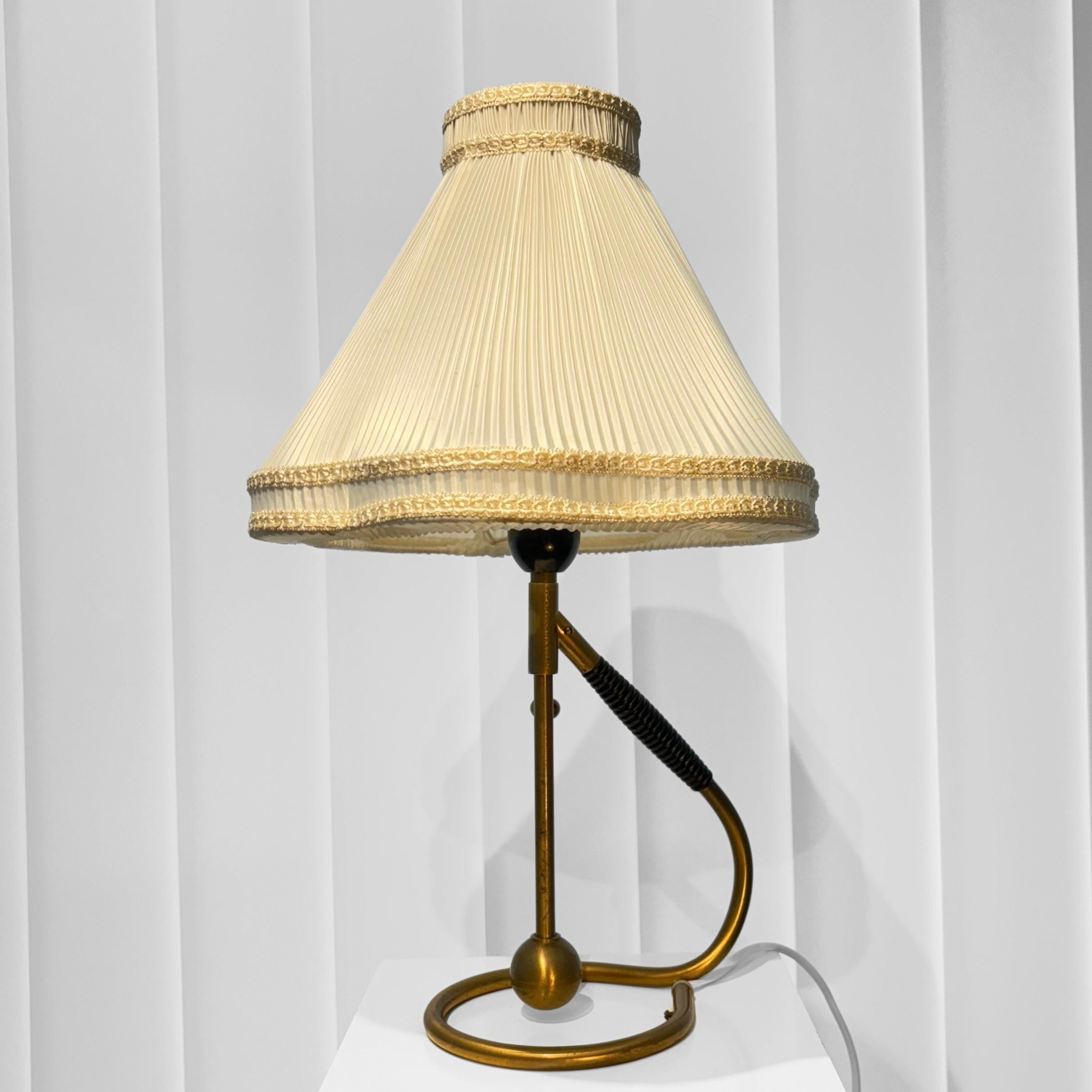 Cette lampe BV1 exceptionnelle, conçue par le célèbre architecte danois Kaare Klint en 1945, offre la polyvalence d'un luminaire mural et d'un luminaire de table. Conçue à l'origine pour Le Klint en tant que modèle 306, cette version a été produite