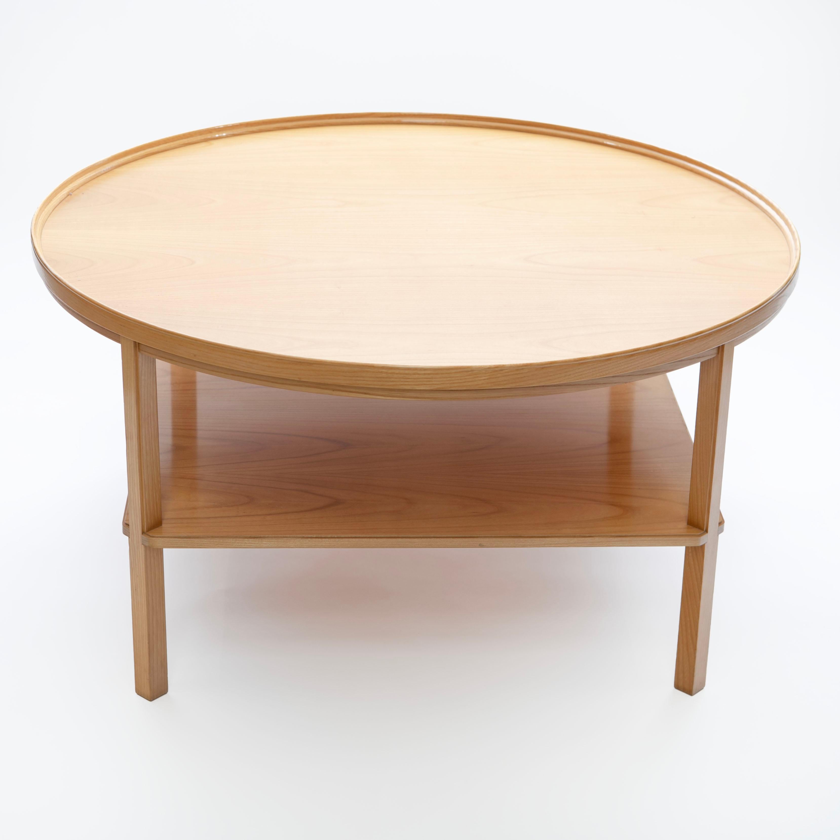 Kaare Klint (danés, 1888-1954).
Mesa de centro redonda, modelo KK6687 