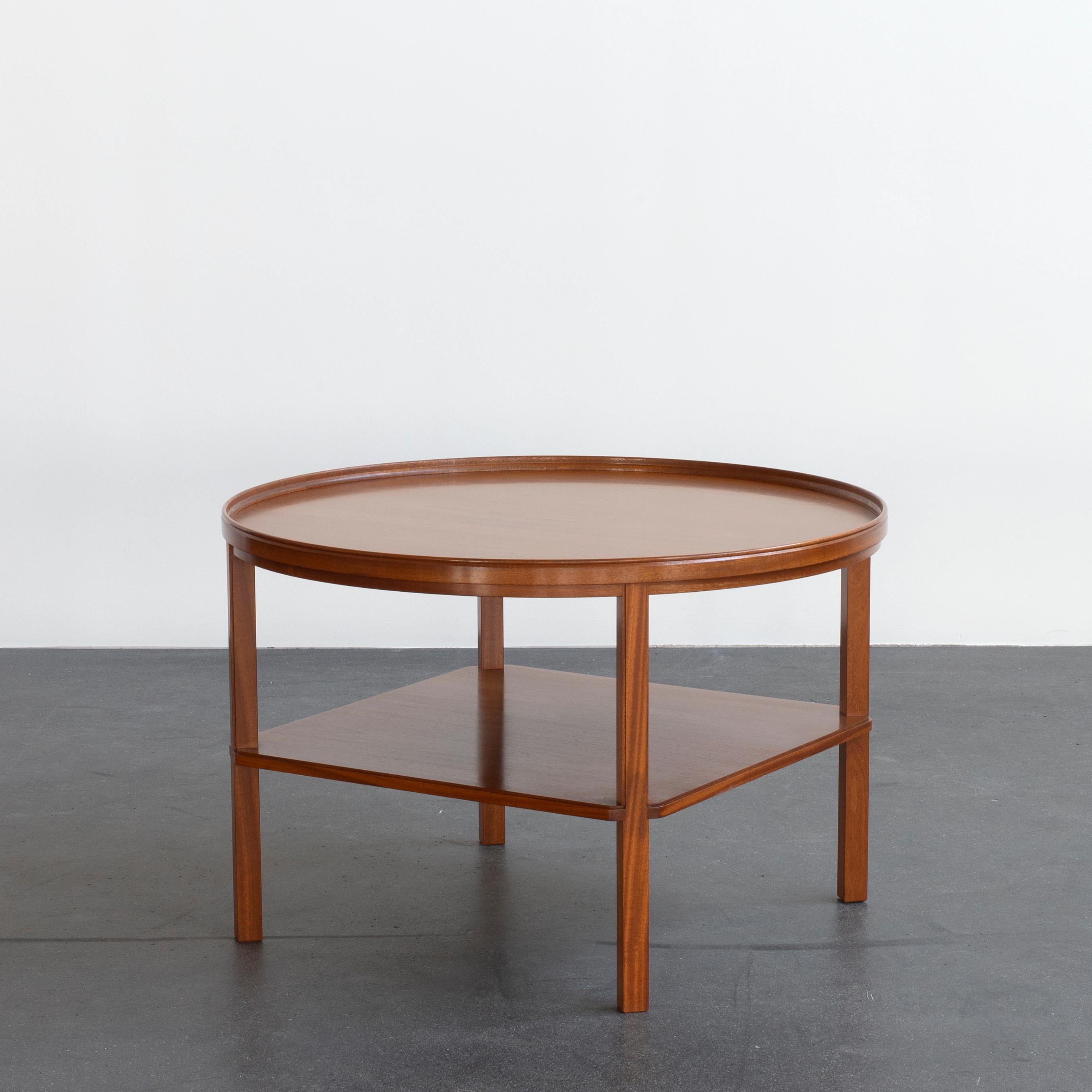Kaare Klint coffee table in mahogany. Executed by Rud. Rasmussen.

Underside with manufacturer's paper label RUD. RASMUSSENS/SNEDKERIER//KØBENHAVN/DANMARK
