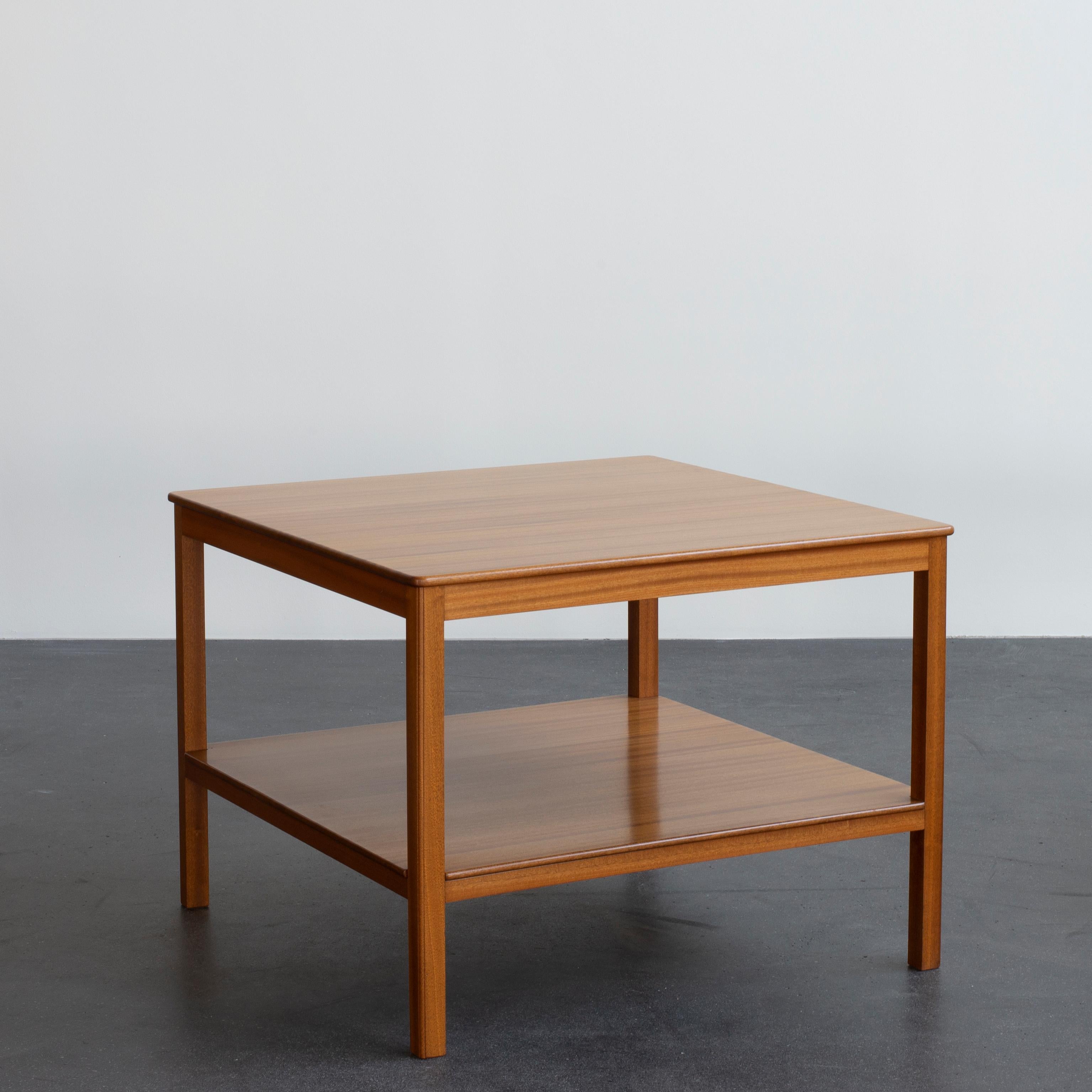 Kaare Klint coffee table in mahogany. Executed by Rud. Rasmussen.

Underside with manufacturer's paper label RUD. RASMUSSENS/SNEDKERIER/COPENHAGEN/DENMARK

Two tables available.