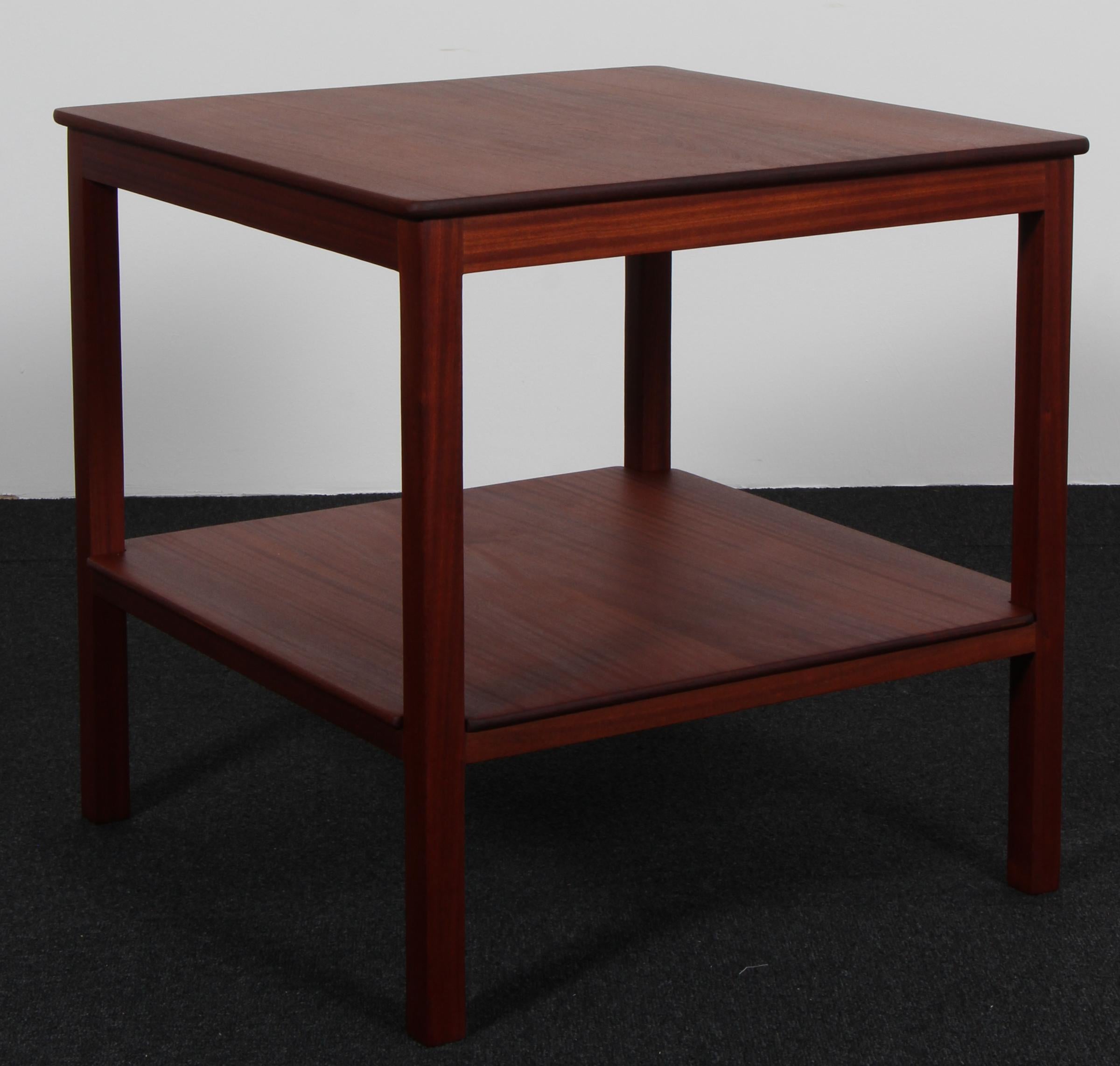 Table basse Kaare Klint en acajou. Exécuté par Rud. Rasmussen.

Face inférieure avec l'étiquette en papier du fabricant RUD. RASMUSSENS/SNEDKERIER/45 NØRREBROGAD/KØBENHAVN, numéro crayonné