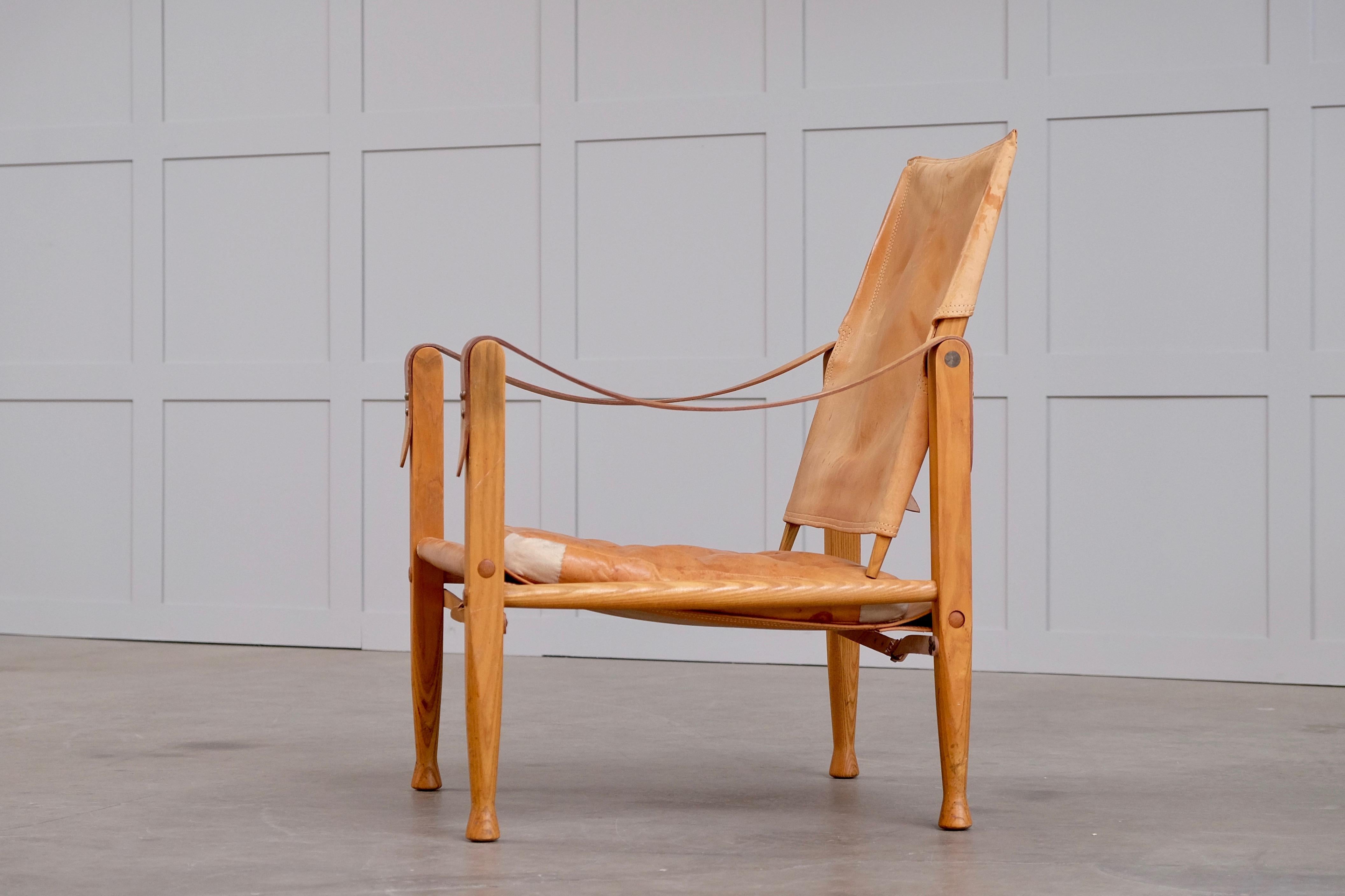 Safari chair with patinated cognac brown leather. Designed by Kaare Klint in 1933, produced by Rud. Rasmussen, Denmark. Visible repairs, see pictures.
  