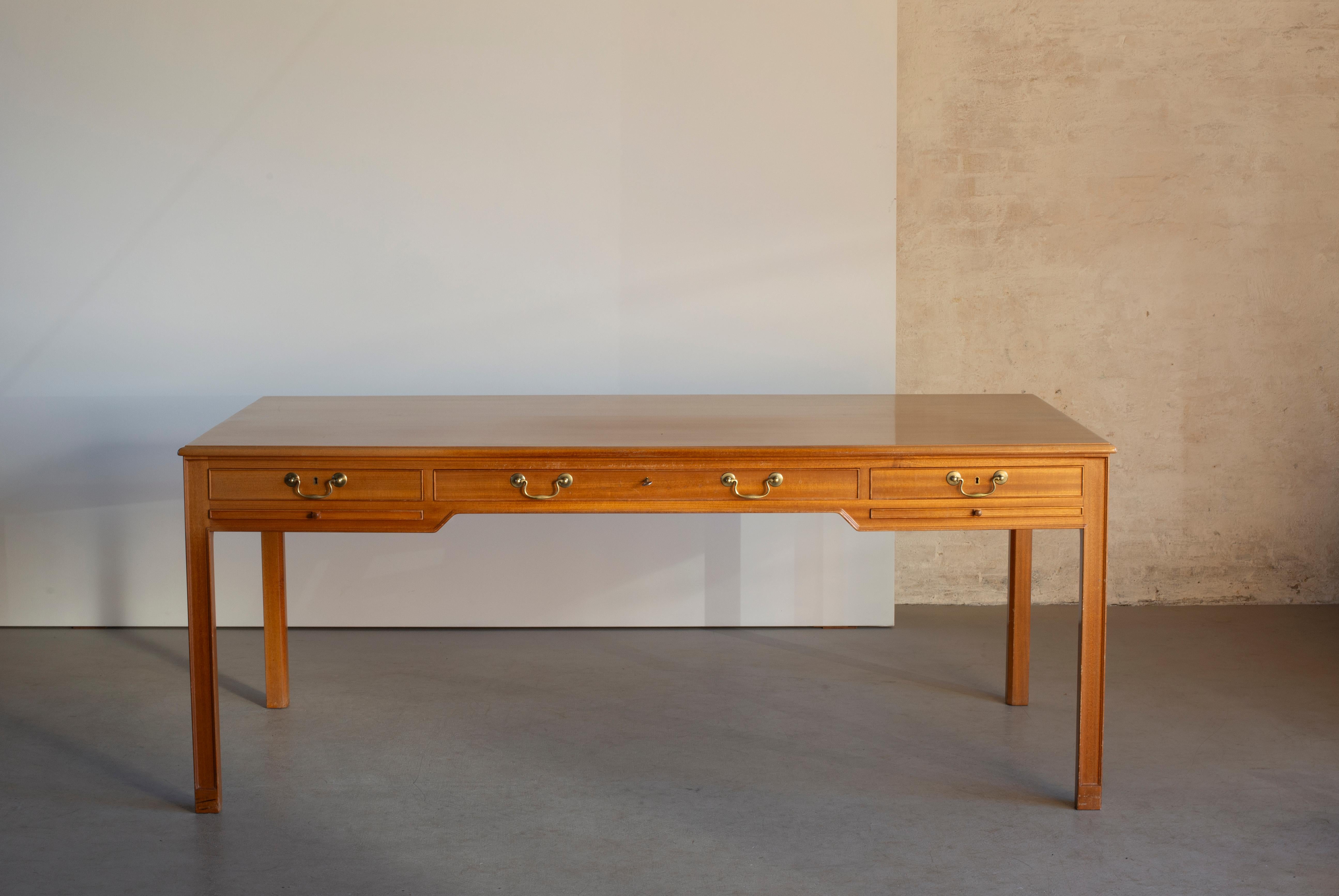 Kaare Klint desk of mahogany. Executed by Rud. Rasmussen.

Reverse with paper label ‘RUD. RASMUSSEN/SNEDKERIER/COPENHAGEN/DENMARK and architect's monogrammed paper label.