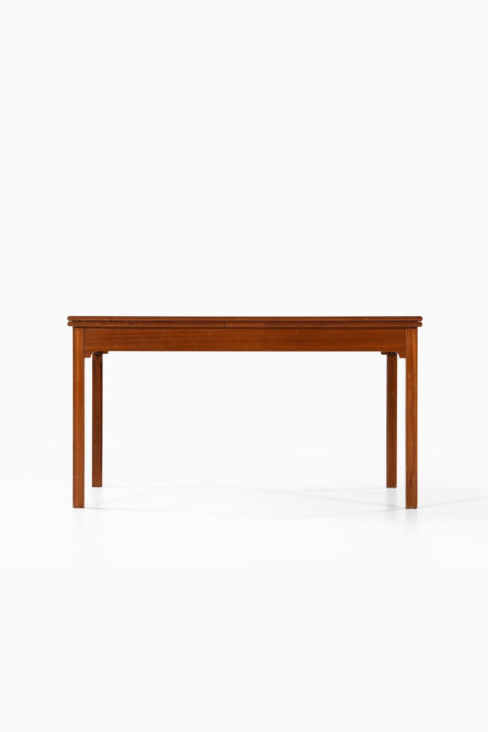 Rare dining table model 4229 designed by Kaare Klint. Produced by Rud. Rasmussen Snedkerier in Denmark. 

Dimensions (W x D x H): 138 ( 260 ) x 91.5 x 74.5 cm.