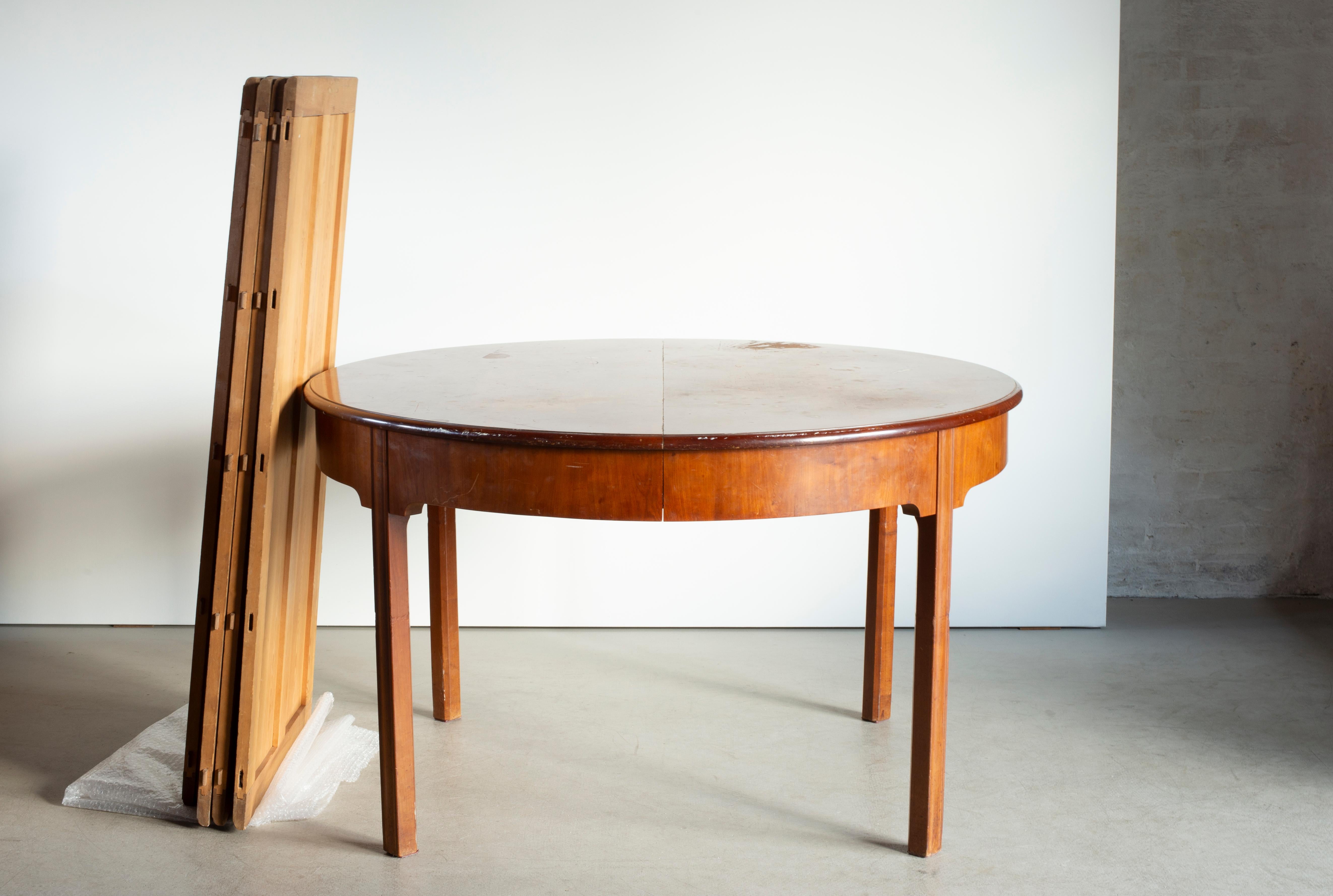 Table de salle à manger Kaare Klint en acajou. Exécuté par Rud. Rasmussen.

Face inférieure avec l'étiquette en papier du fabricant RUD. RASMUSSENS/SNEDKERIER/45 NØRREBROGAD/KØBENHAVN, numéro de série au crayon et étiquette en papier monogrammée de