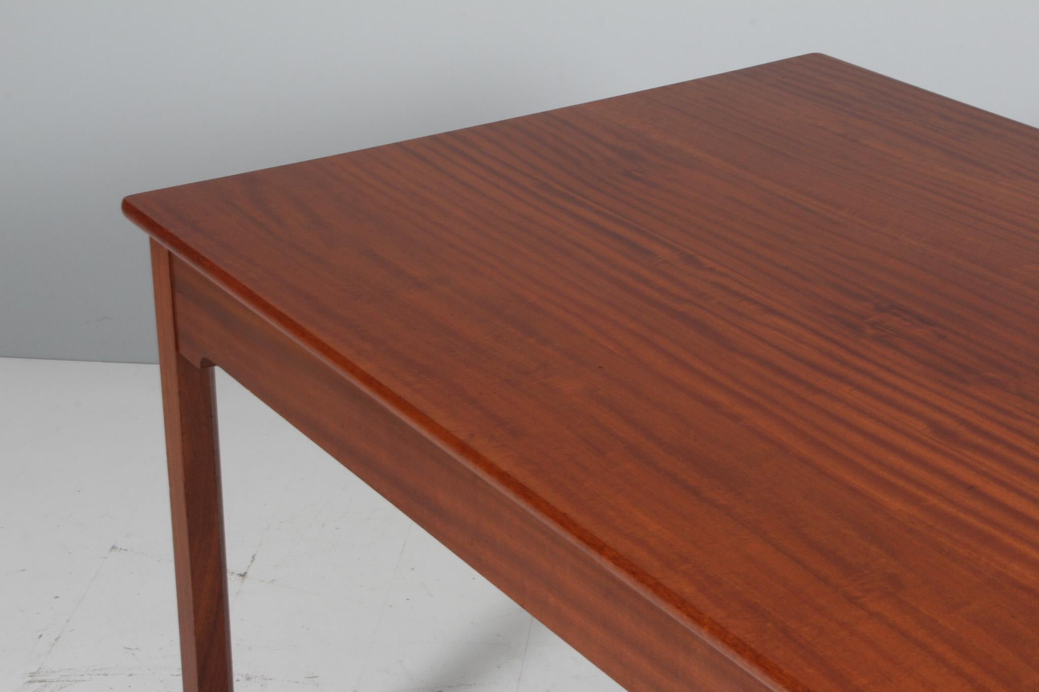Kaare Klint table with two extension leafes. 

In solid mahogany, extension leafes of pine.

Made by Rud Rasmussen in the 1960s.

 