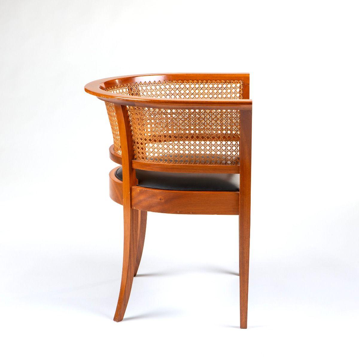 Kaare Klint (1888-1954)
La Silla Faaborg fue diseñada por el arquitecto y diseñador de muebles danés Kaare Klint (1888-1954) en 1914 como parte del interior del Museo Faaborg, dedicado a los artistas conocidos como los Pintores de Funen. Pensada