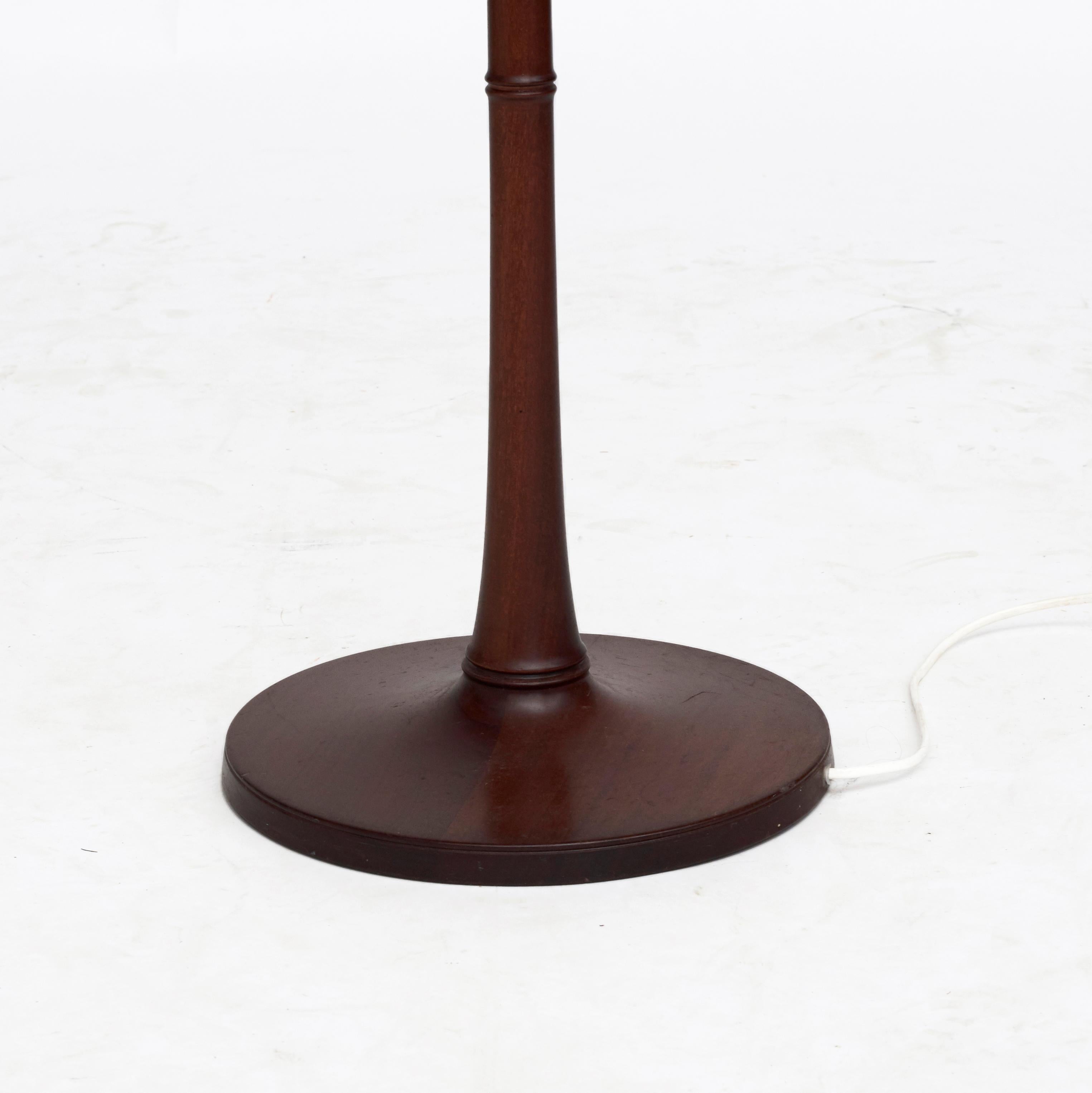 Kaare Klint (1888, Frederiksberg – 1954, Copenhagen).
Floor lamp Model 301 in beautifully patinated solid mahogany.
Tapered turned stem with 'rings'.
 
The lamp was designed by Kaare Klint in the 1940s. It went out of production in the 1960s and