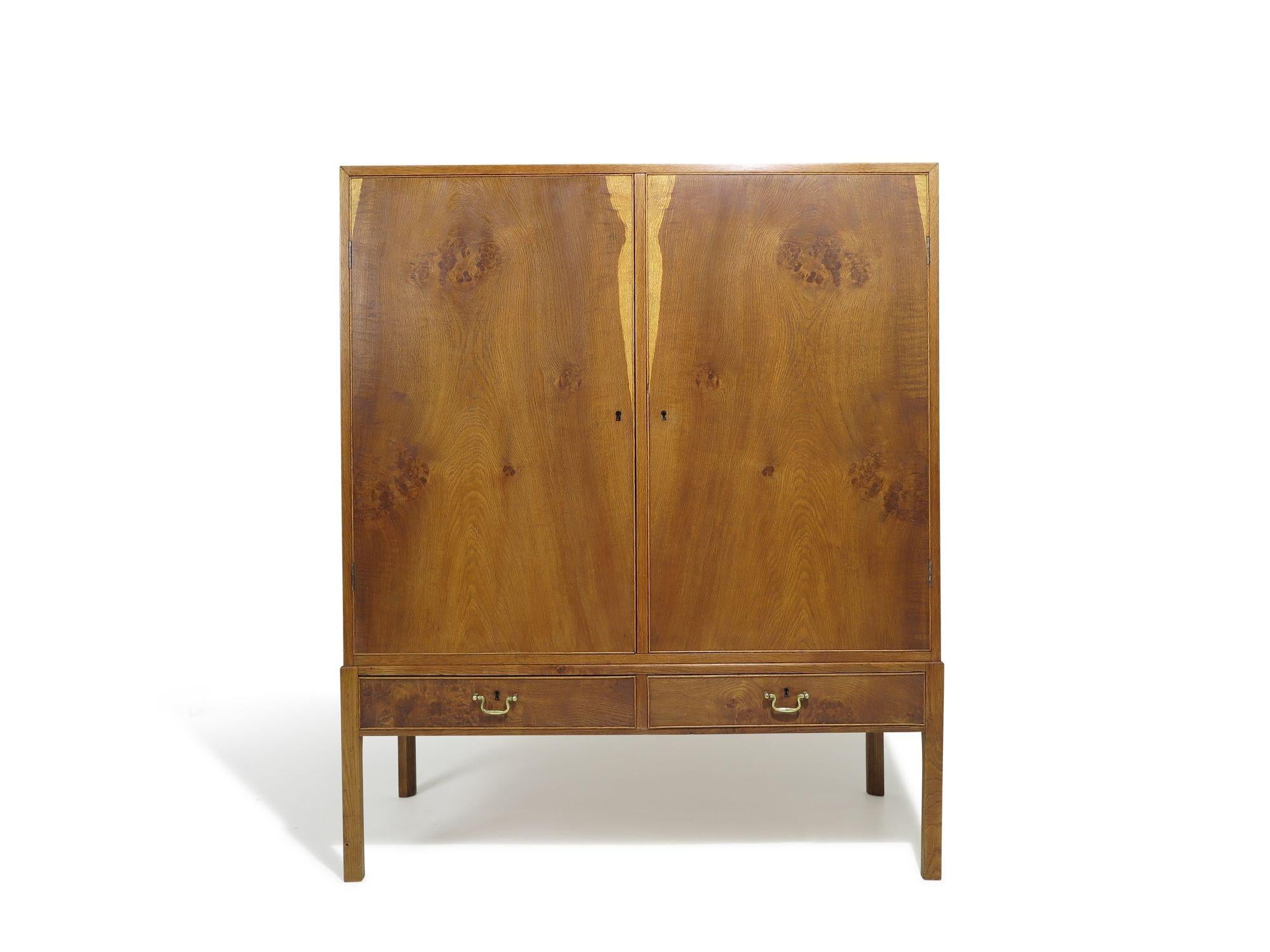Un élégant ensemble de trois pièces, fabriqué à la main au Danemark par le maître ébéniste Rud. Rasmussen. La collection comprend un meuble scandinave traditionnel en chêne, dont les deux portes verrouillées présentent des veinures assorties à