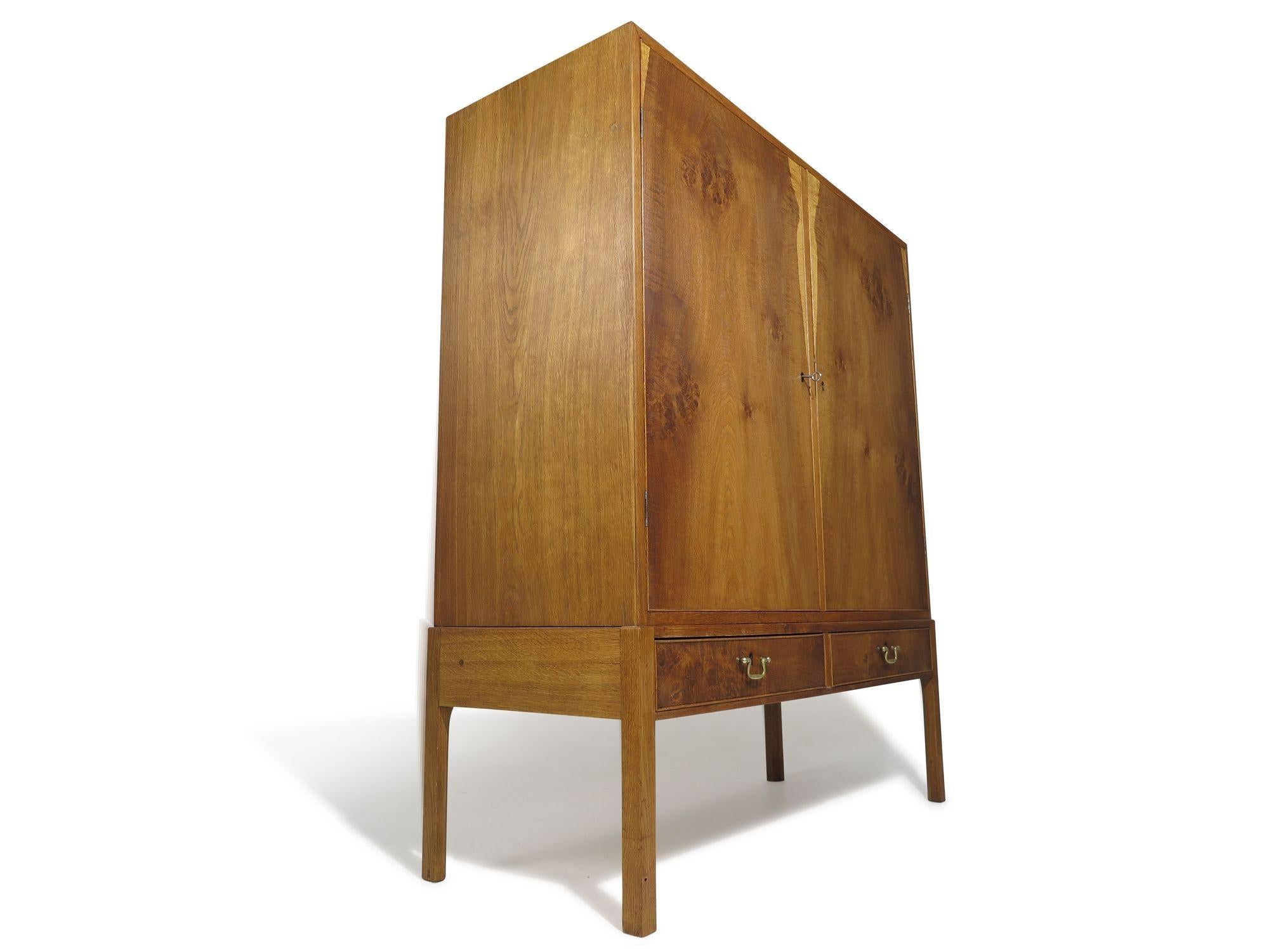 Kaare Klint pour l'armoire et les chaises d'appoint de Rud Rasmussen Excellent état - En vente à Oakland, CA