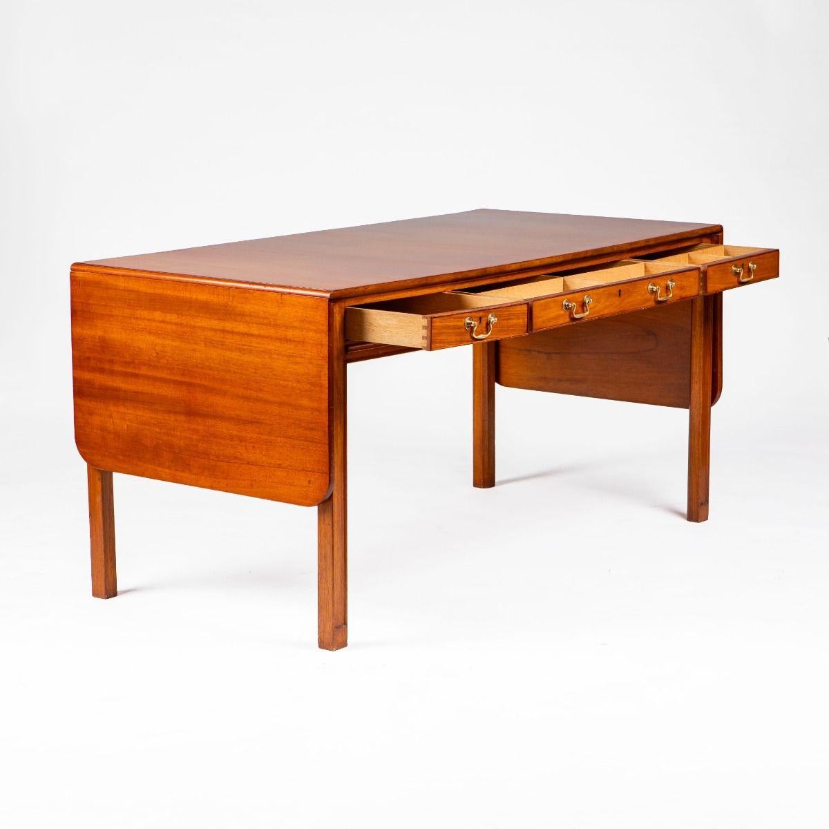 Kaare Klint (1888-1954)

Freistehender Schreibtisch aus massivem kubanischem Mahagoniholz.
1929 von Kaare Klint entworfen und von Rud Rasmussen Cabinetmakers hergestellt. Dies ist das Modell 4113, das wahrscheinlich in den 1930er Jahren hergestellt