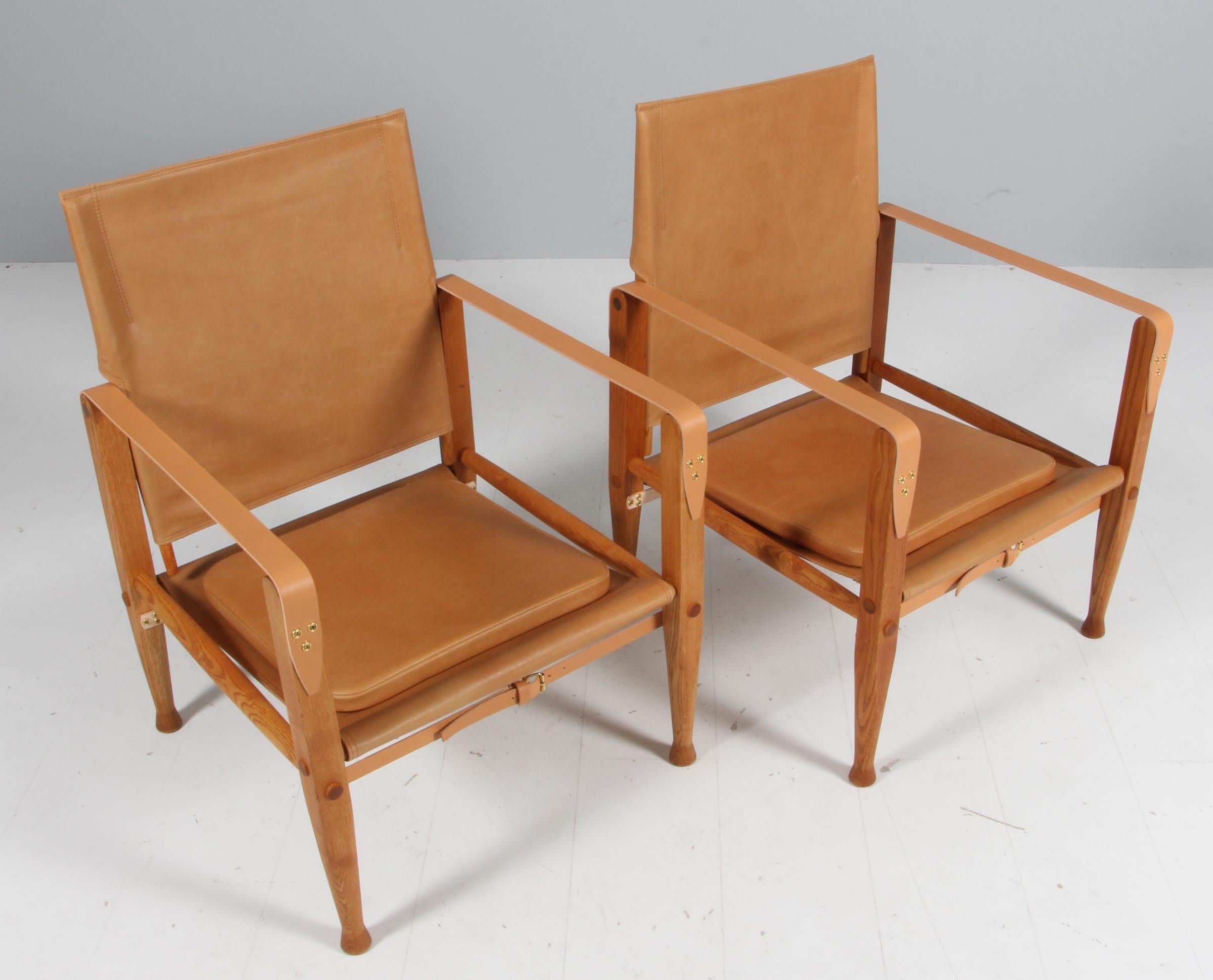 Kaare Klint pour Rud Rasmussen. Paire de chaises Safari neuves garnies de cuir aniline vintage. Sangles neuves en cuir de crosse.

Cadre en frêne massif.

Modèle de chaise Safari, fabriqué par Rud Rasmussen.