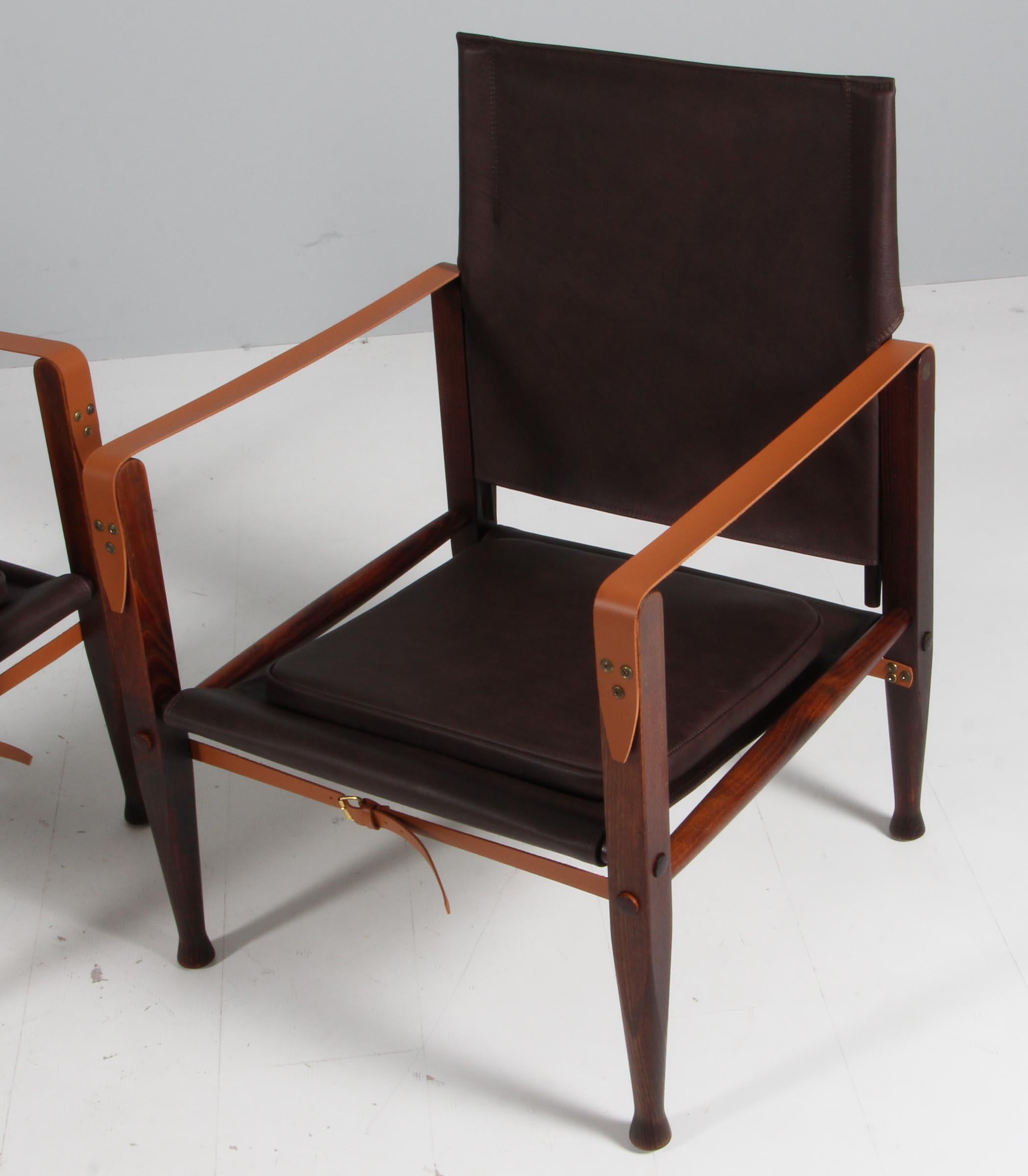 Kaare Klint pour Rud Rasmussen. Paire de chaises Safari neuves garnies de cuir aniline mokka. Sangles neuves en cuir de crosse.

Cadre en frêne massif.

Modèle de chaise Safari, fabriqué par Rud Rasmussen.