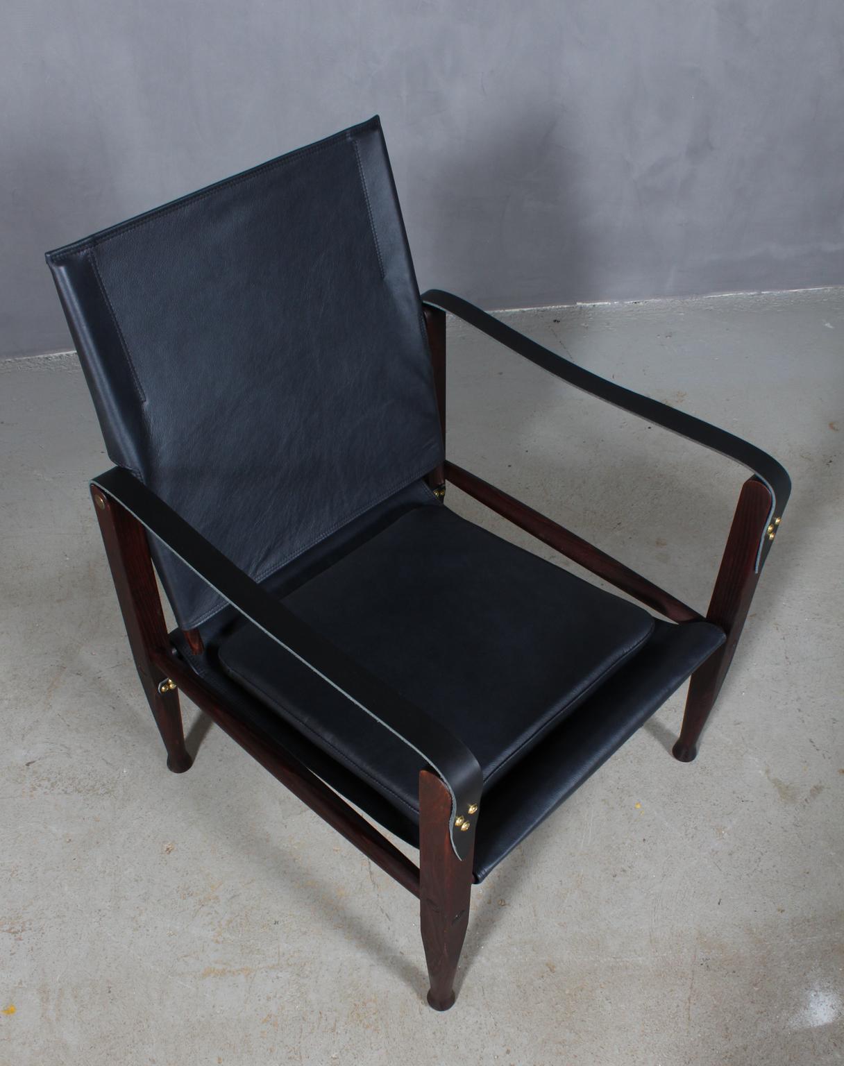 Kaare Klint pour Rud Rasmussen. Chaise Safari neuve tapissée de cuir aniline noir. Sangles en cuir de vachette neuf.

Cadre en frêne massif teinté.

Chaise modèle Safari, fabriquée par Rud Rasmussen.