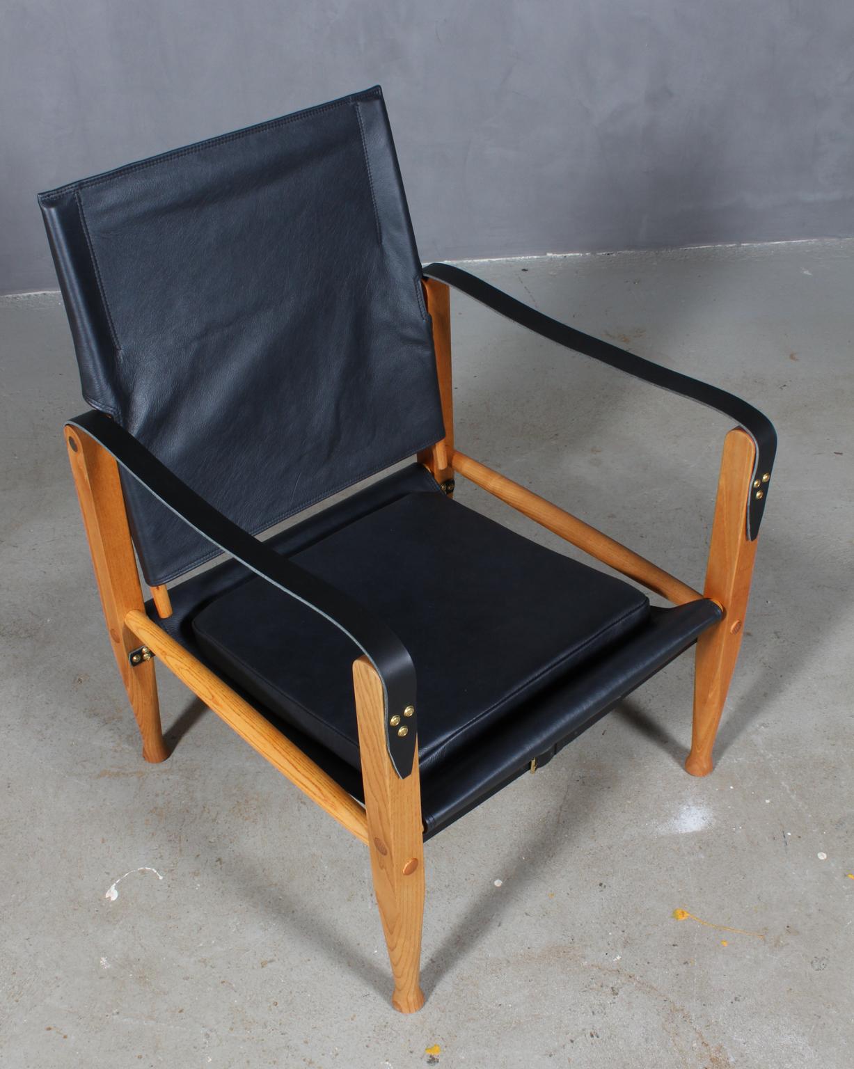 Kaare Klint for Rud Rasmussen. Safari chair new upholstered with black aniline leather. Straps in new butt leather.

Frame in solid ash.

Model Safari chair, made by Rud Rasmussen.