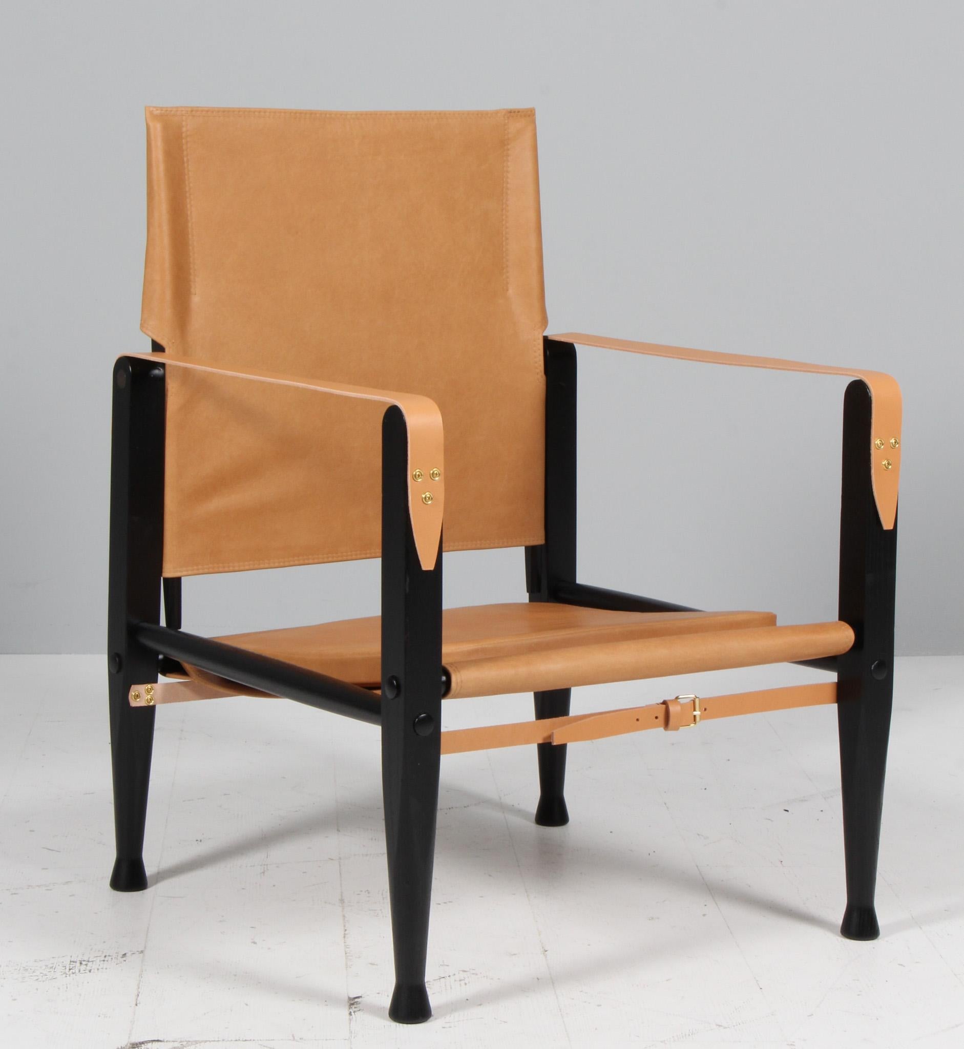 Kaare Klint for Rud Rasmussen. Safari chair new upholstered with vintage tain aniline leather. Straps in new butt leather.

Frame in solid ash black laquered ash.

Model Safari chair, made by Rud Rasmussen.
