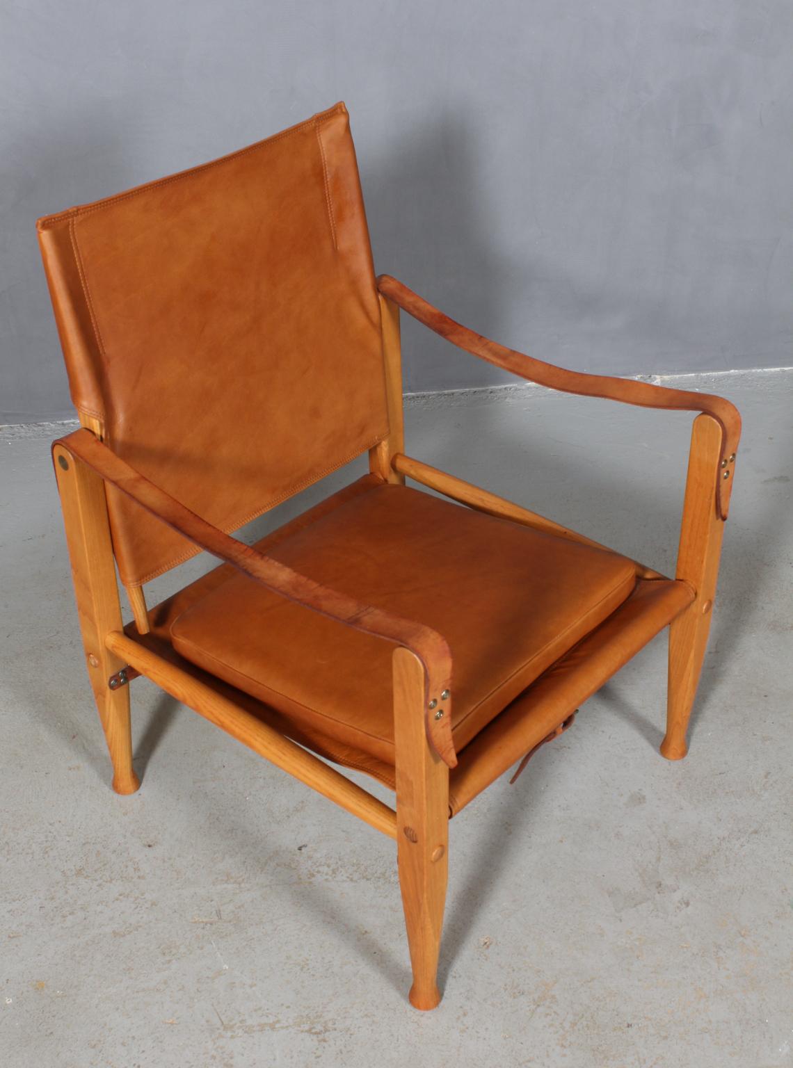 Kaare Klint for Rud Rasmussen. Safari chair new upholstered with Vintage aniline leather. Straps maintained in the original patinated leather.

Frame in solid ash.

Model Safari chair, made by Rud Rasmussen.