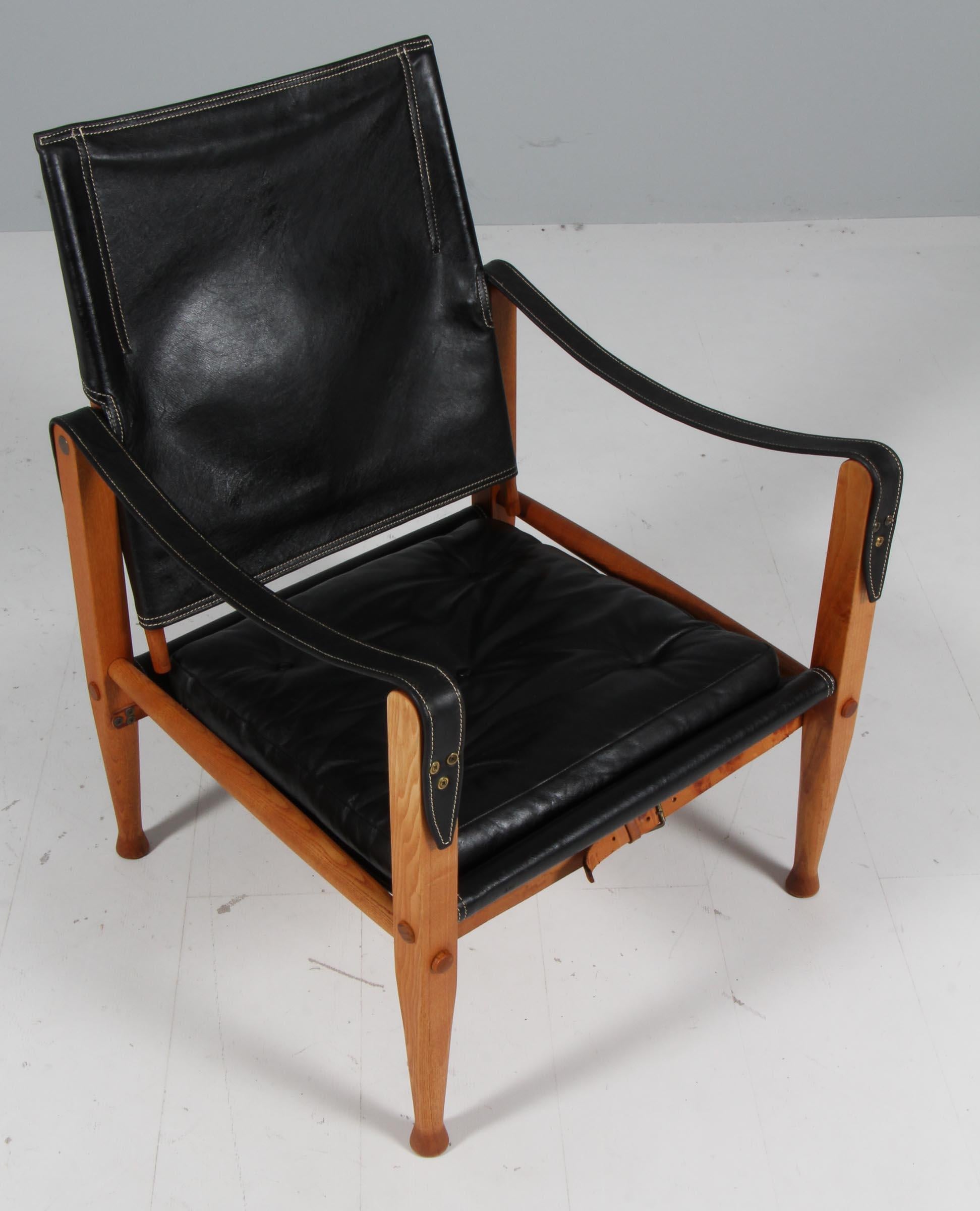 Kaare Klint für Rud Rasmussen. Safari-Stuhl original patiniertes Anilinleder. Riemen in der ursprünglichen patiniert Leder erhalten. 

Gestell aus massivem Eschenholz.

Modell Safari-Stuhl, hergestellt von Rud Rasmussen.
  