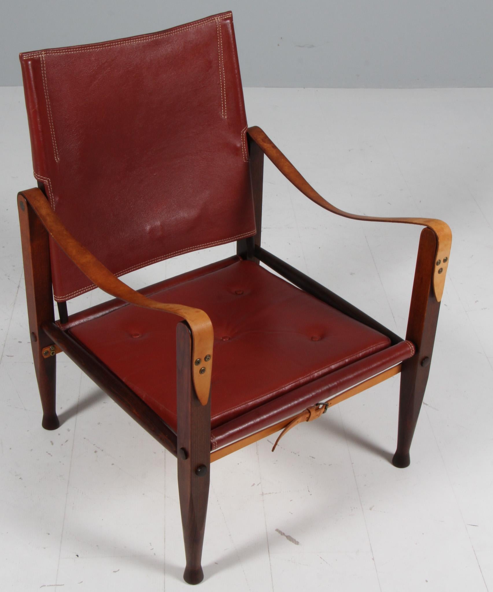 Kaare Klint für Rud Rasmussen. Safari-Stühle original patiniertes Anilinleder. Riemen in der ursprünglichen patiniert Leder erhalten. 

Gestell aus massivem Eschenholz.

Modell Safari-Stuhl, hergestellt von Rud Rasmussen.
  