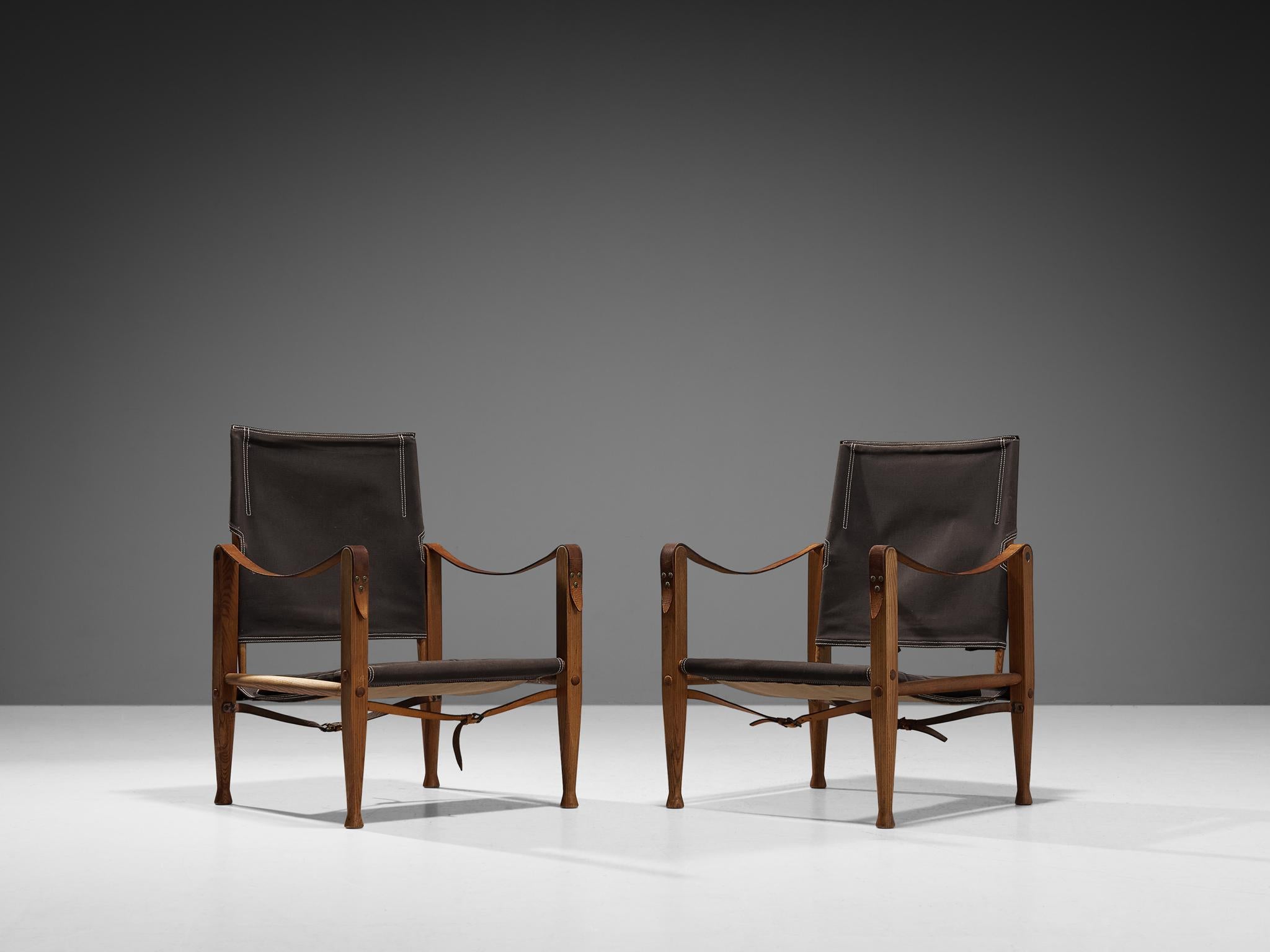 Kaare Klint pour Rud Rasmussen, paire de chaises safari modèle 'KK47000', frêne, toile, métal, laiton, cuir, Danemark, conçu en 1933 et produit dans les années 1960. 

La chaise présente des lignes très élégantes et bien conçues, en combinaison avec