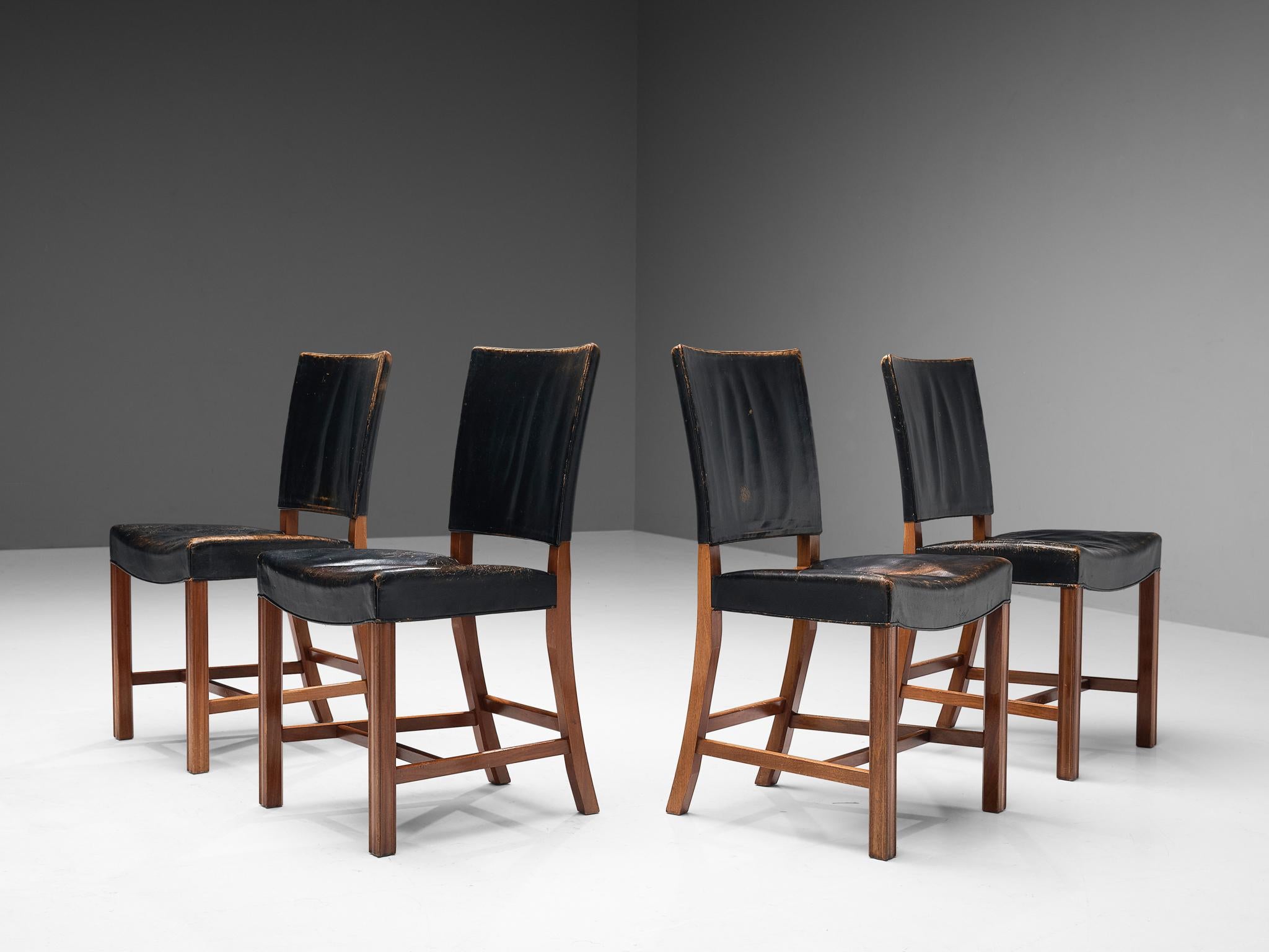 Kaare Klint pour Rud Rasmussen, ensemble de quatre chaises de salle à manger 'The Red Chair', modèle 3949, cuir patiné d'origine, acajou, Danemark, conçu en 1928, fabriqué dans les années 1930.

Ces chaises de salle à manger en cuir noir et acajou