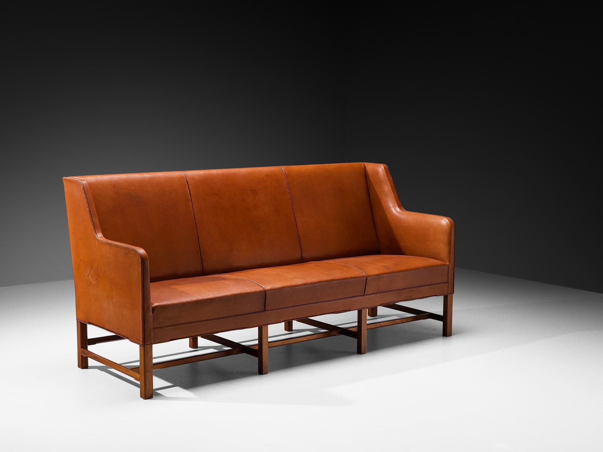 Kaare Klint per Rud Rasmussen, divano modello '5011', pelle, mogano, Danimarca, design 1935, realizzato nel 1960

Kaare Klint ha progettato l'attuale divano a tre posti, noto come 5011, nel 1935. Questo pezzo risale all'incirca agli anni '60. Il