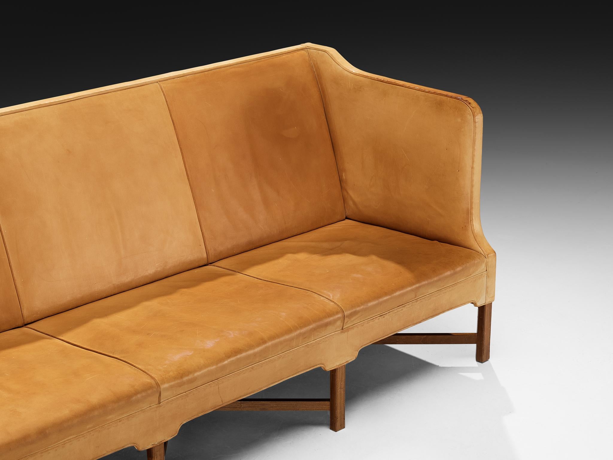 Kaare Klint for Rud Rasmussen Sofa in Camel Leather and Mahogany In Good Condition For Sale In Waalwijk, NL