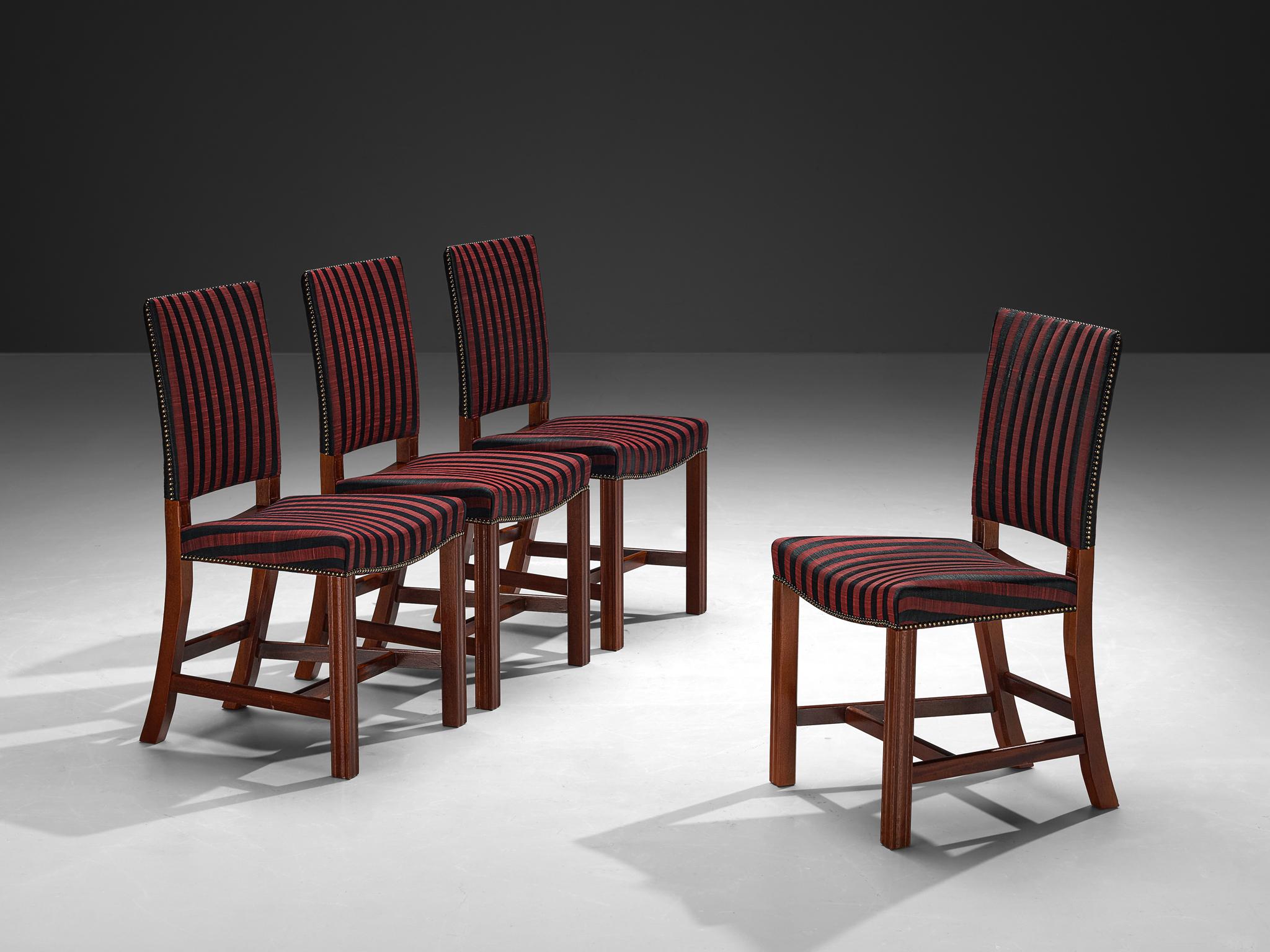 Kaare Klint per Rud. Rasmussens Snedkerier, set di quattro sedie da pranzo, tessuto, mogano, ottone, Danimarca, design 1928, prodotto negli anni '50 

Queste sedie da pranzo sono state disegnate nel 1928 e realizzate negli anni '50. La seduta e lo