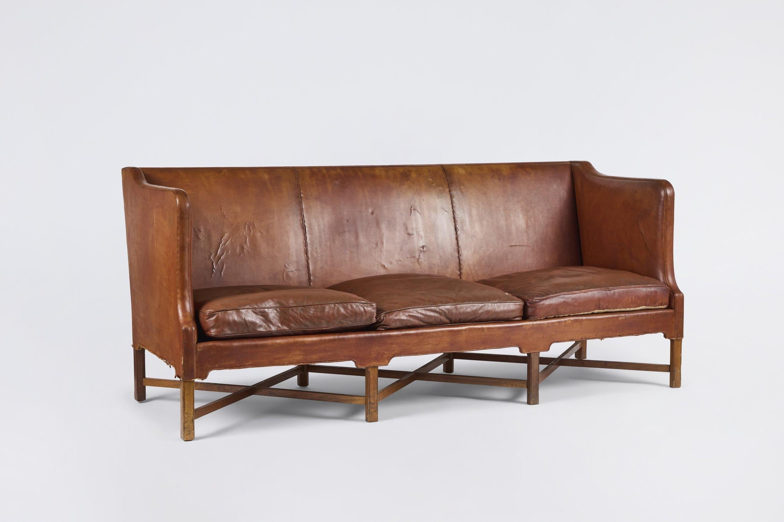  Divano Kaare Klint modello 4118 per Rud.Rasmussen in pelle cognac e mogano, progettato in Danimarca negli anni '30 circa. Kaare Klint progettò originariamente questo divano a tre posti, numero 4118, per l'ufficio del Primo Ministro Throvald