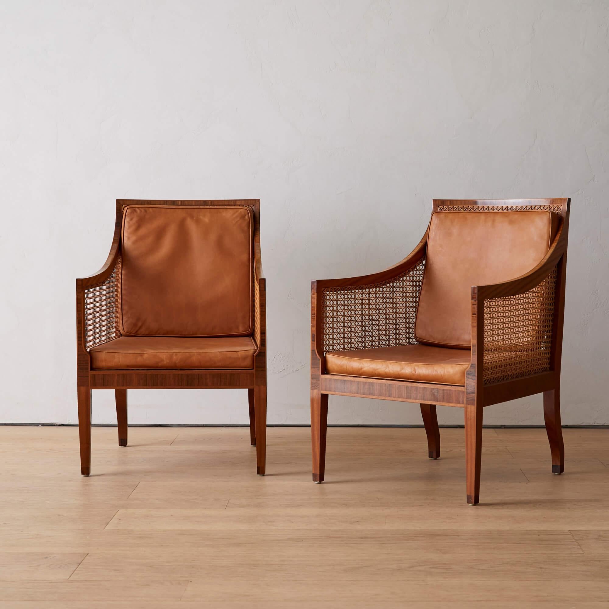 Kaare Klint est considéré comme le père du mobilier danois moderne. Ces splendides chaises, conçues en 1931 et fabriquées par Rud Rasmussen, illustrent la beauté et la qualité de son travail. Le cadre est en acajou avec incrustation de palissandre,