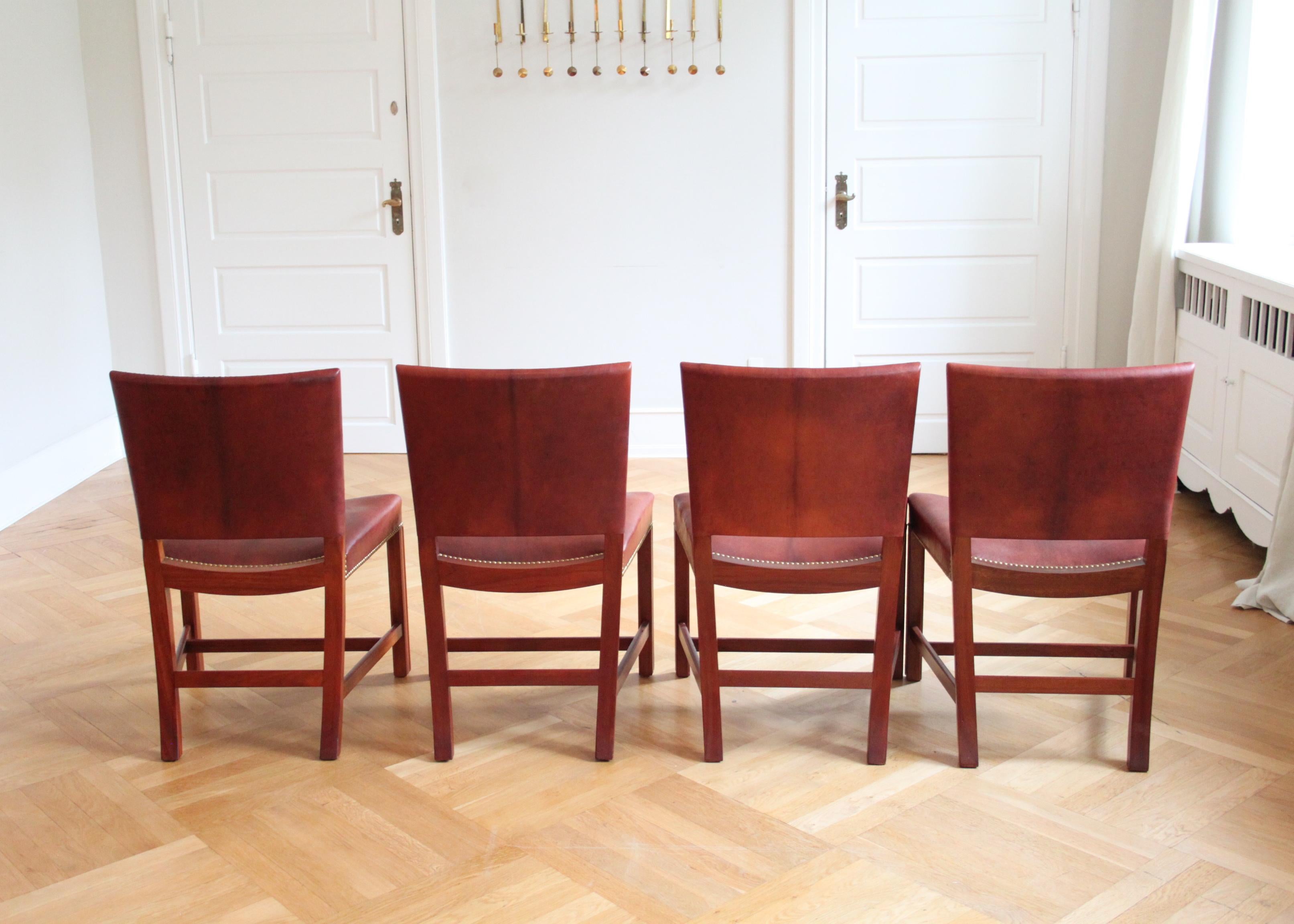 Ensemble de douze chaises Kaare Klint rouges, Rud Rasmussen, cuir du Niger et acajou en vente 4