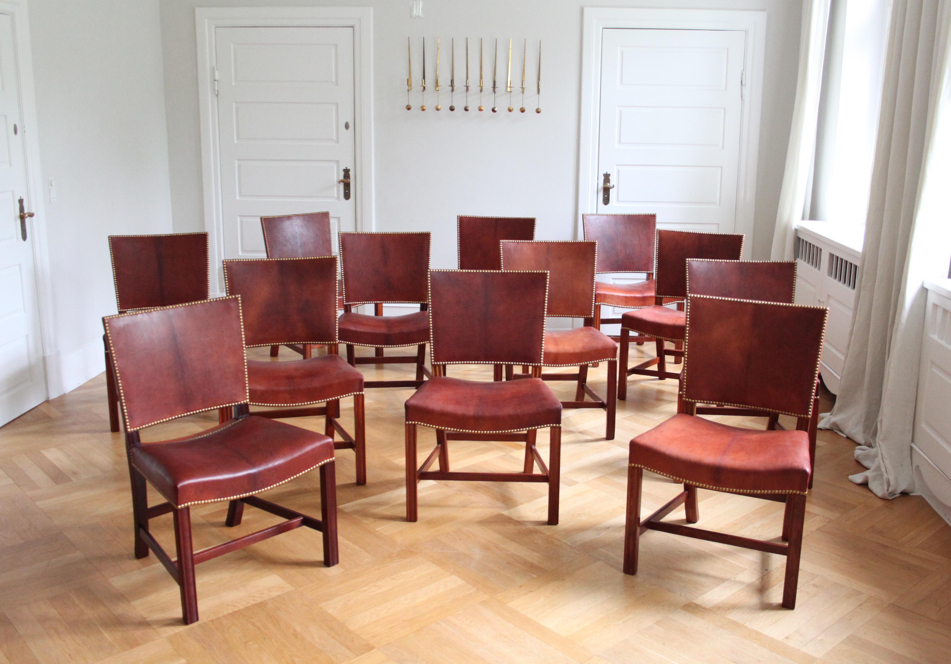 Ensemble de douze chaises Kaare Klint rouges, Rud Rasmussen, cuir du Niger et acajou en vente 5