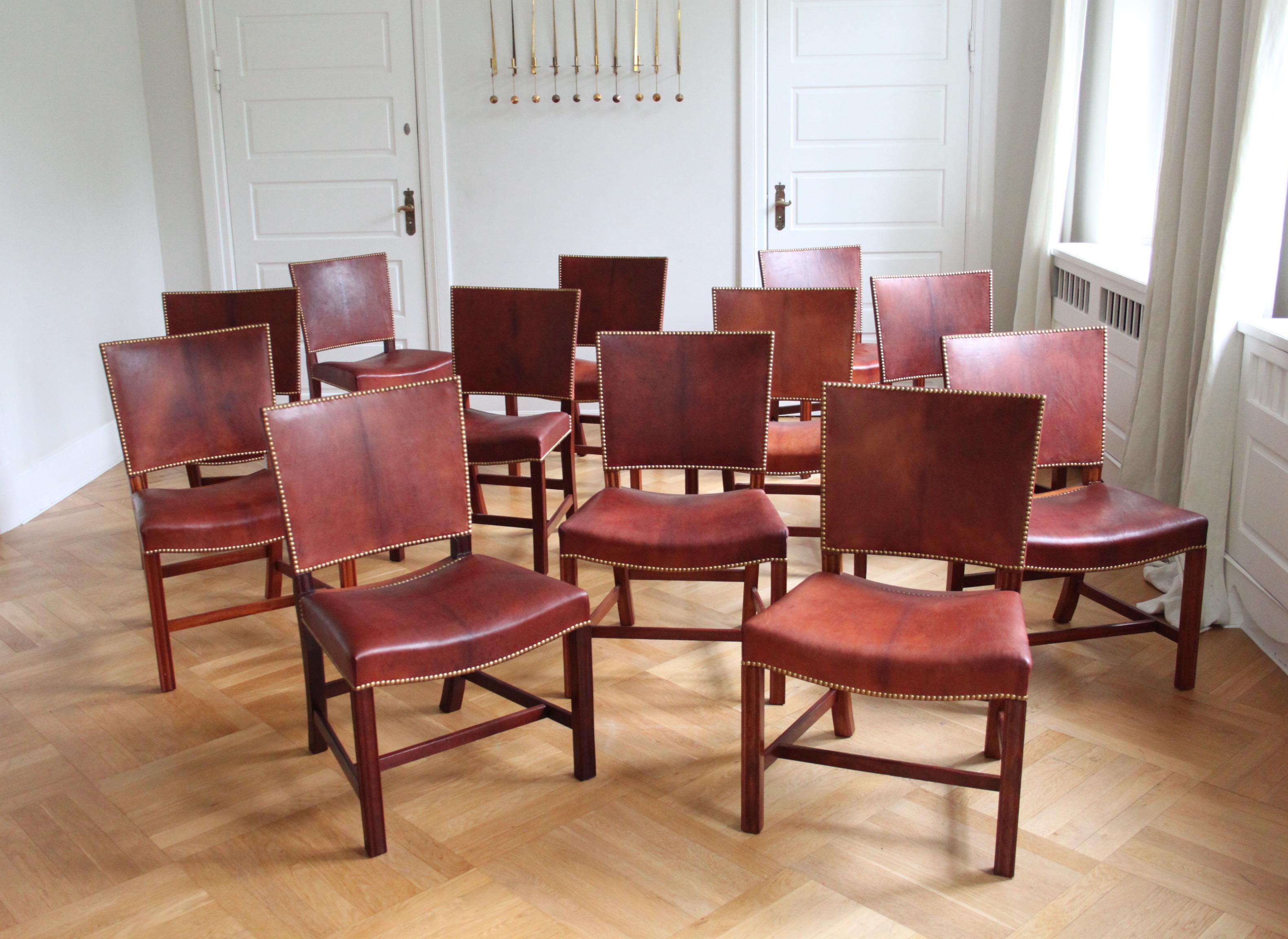 Satz von zwölf roten Kaare Klint-Stühlen, Rud Rasmussen, Niger-Leder und Mahagoni (Moderne der Mitte des Jahrhunderts) im Angebot