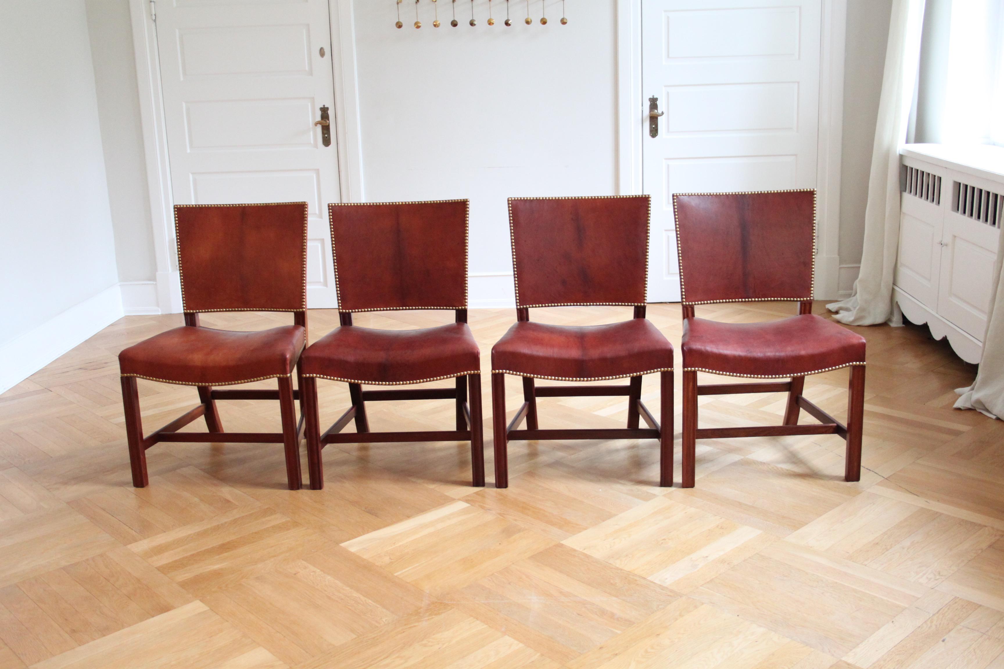 Satz von zwölf roten Kaare Klint-Stühlen, Rud Rasmussen, Niger-Leder und Mahagoni (Dänisch) im Angebot