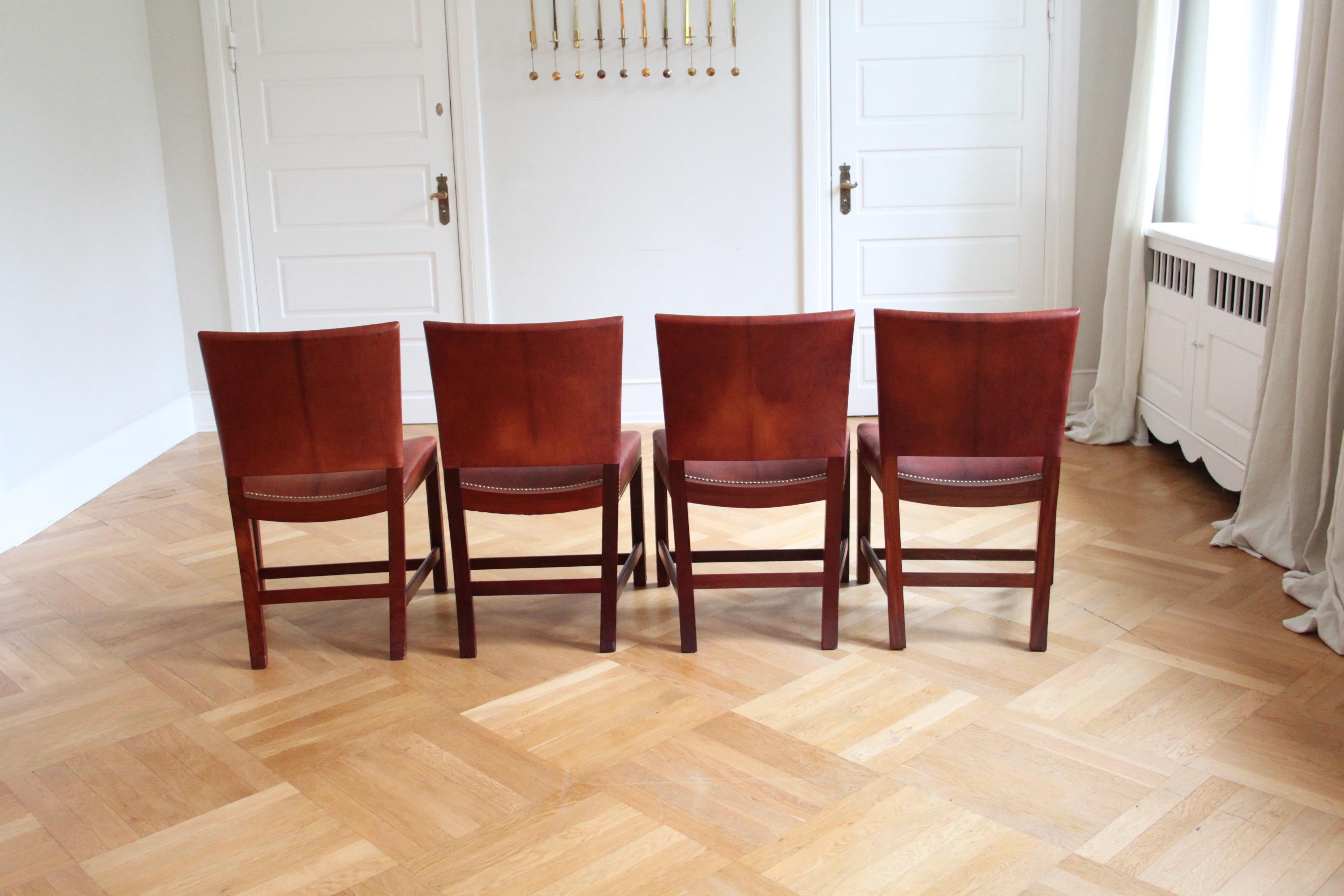 Satz von zwölf roten Kaare Klint-Stühlen, Rud Rasmussen, Niger-Leder und Mahagoni im Zustand „Gut“ im Angebot in Copenhagen, DK