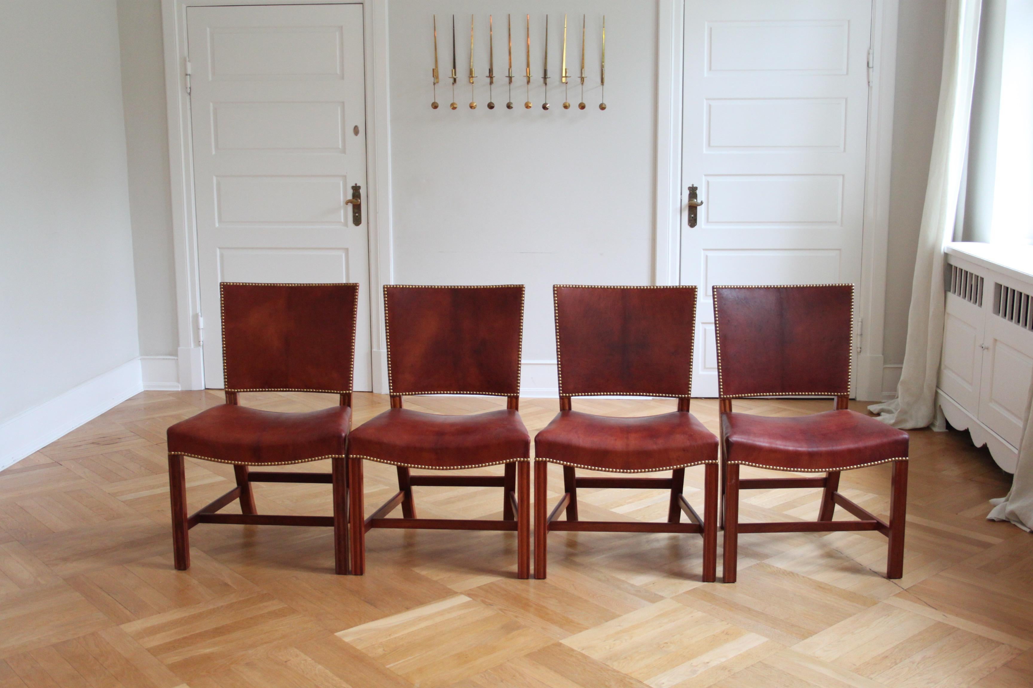 20ième siècle Ensemble de douze chaises Kaare Klint rouges, Rud Rasmussen, cuir du Niger et acajou en vente