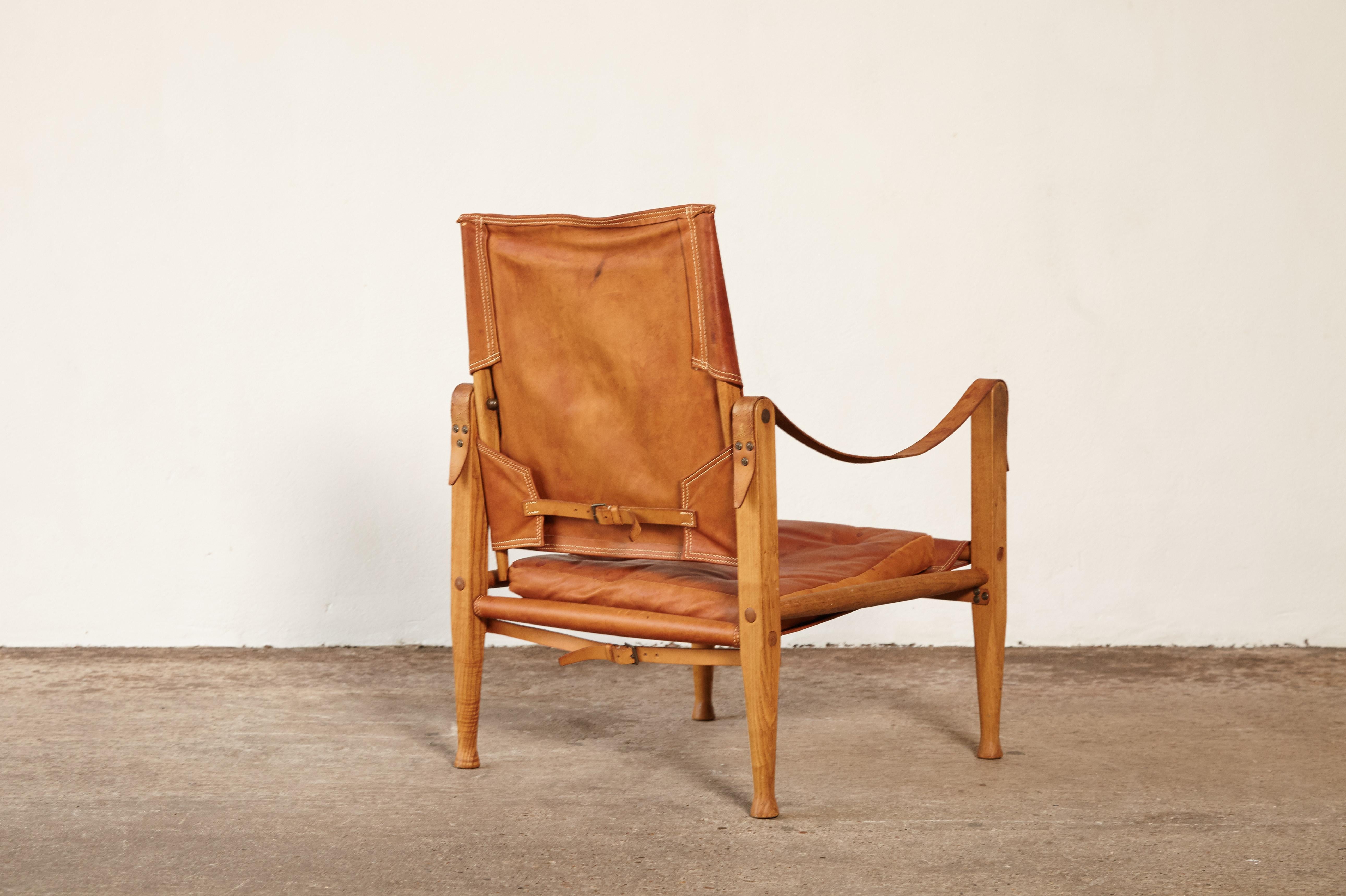 An authentic vintage Kaare Klint safari chairs in beautifully patinated tan leather. Designed in 1933 and produced by Rud Rasmussen, Denmark. In good to fair vintage condition for its age. Marks and patina and wear to the leather as seen.

Fast