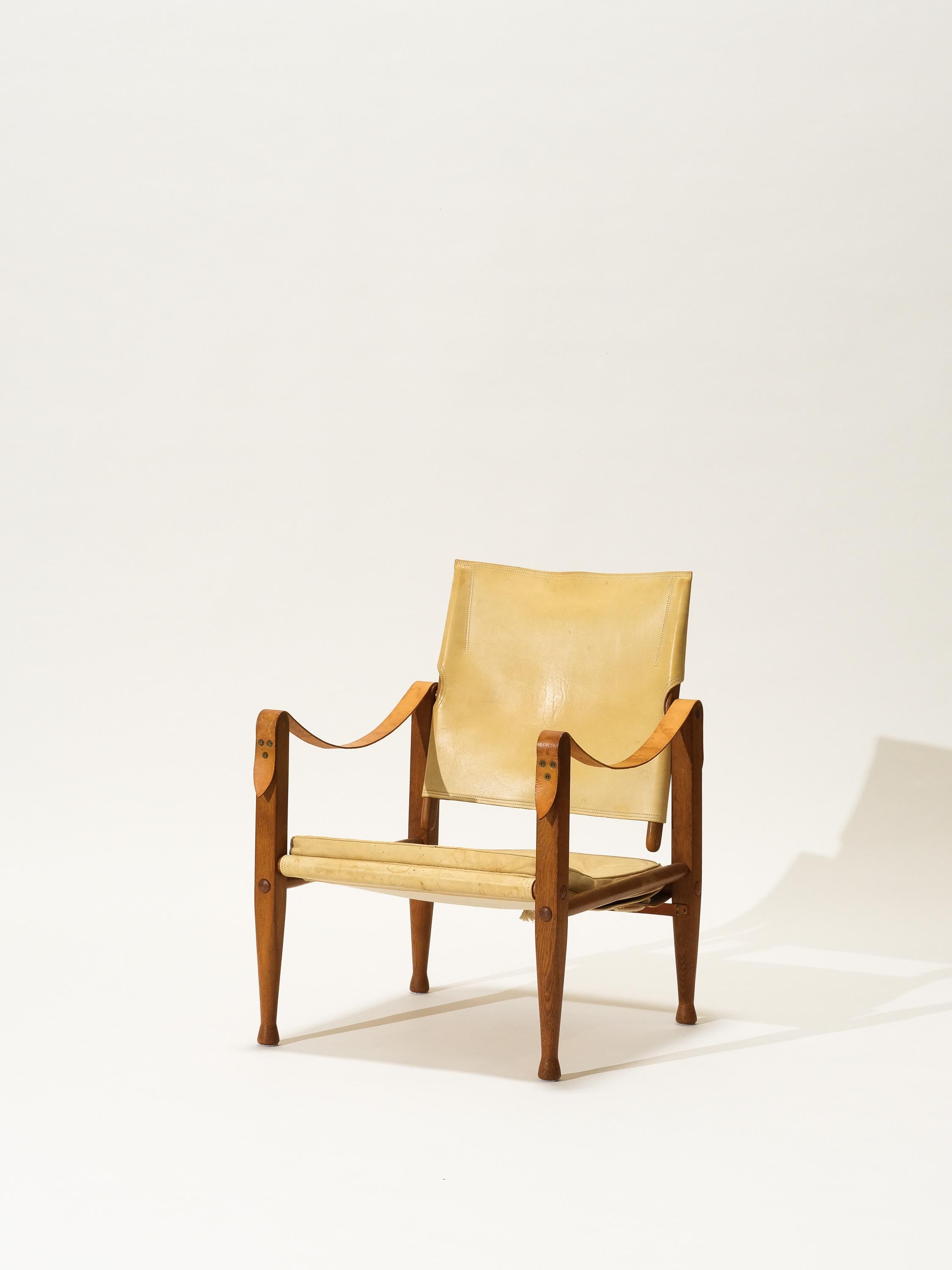 La chaise Safari a été conçue par Kaare Klint dans les années 1930. Cette chaise safari est produite par Rud Rasmussen au Danemark. Il s'agit de la première conception où aucun outil n'est nécessaire pour assembler et désassembler les chaises. Les