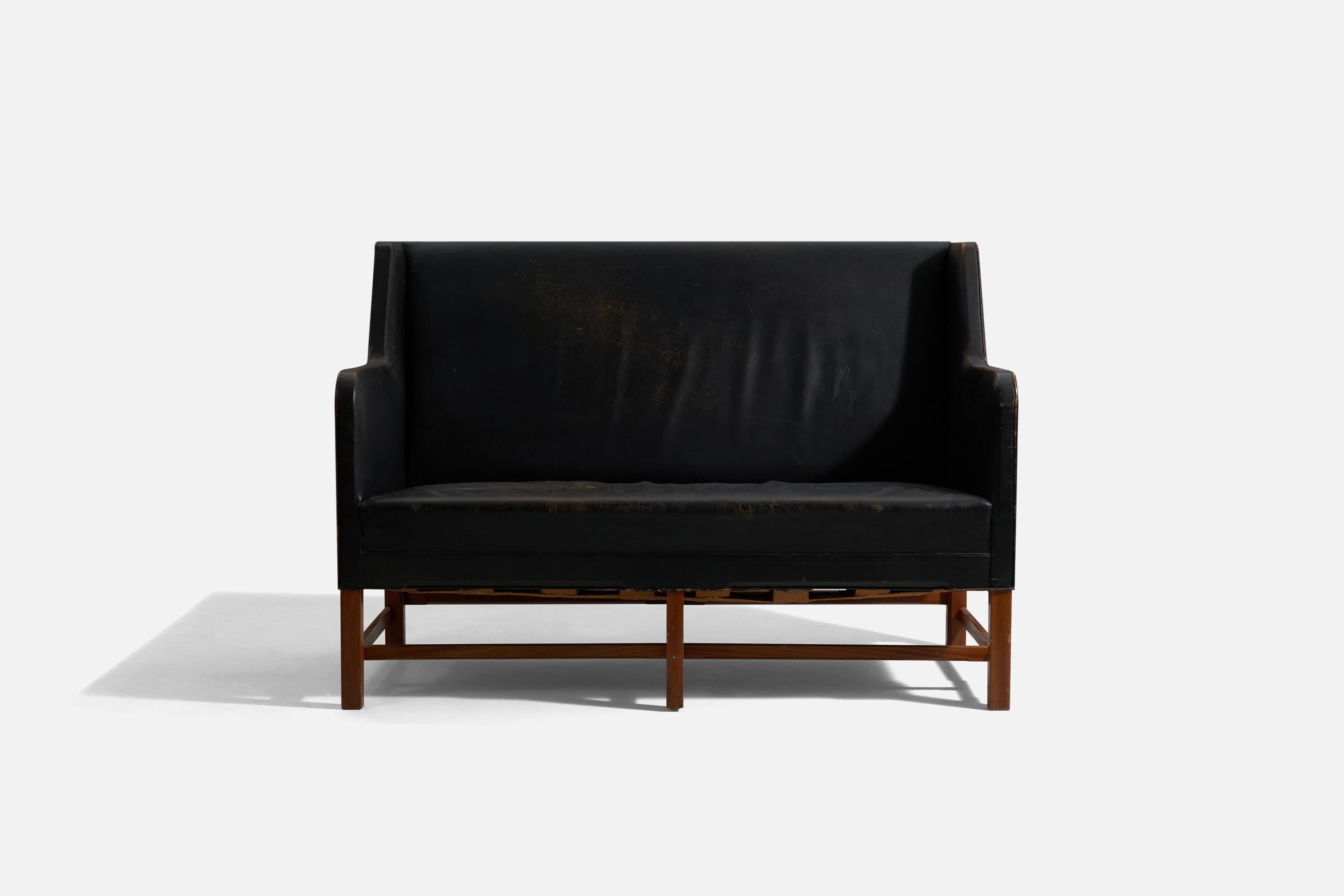 Ein frühes, originales Sofa mit zwei Sitzplätzen. Entworfen von Kaare Klint, hergestellt vom Tischler Rud Rasmussen, Dänemark, ca. 1940er Jahre. Modell 5011, entworfen im Jahr 1935.

Beine aus Mahagoni.